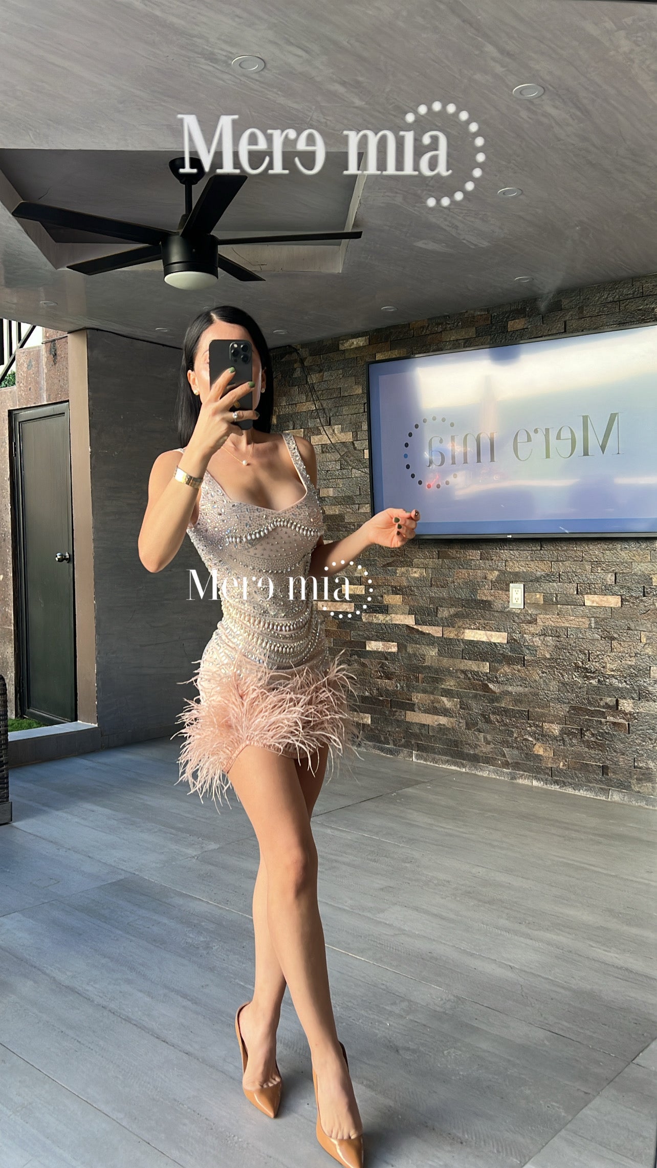 Vestido pedrería plumas corto