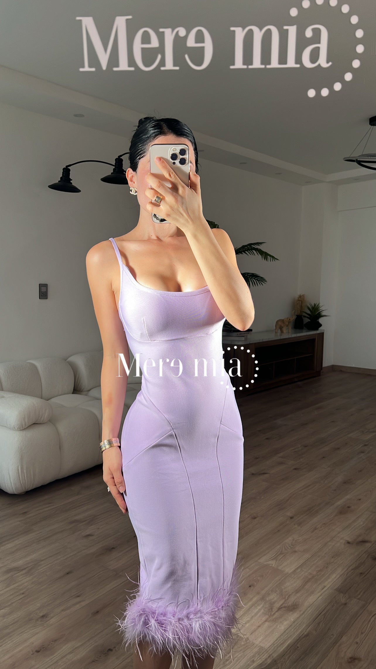 Vestido lila con plumas