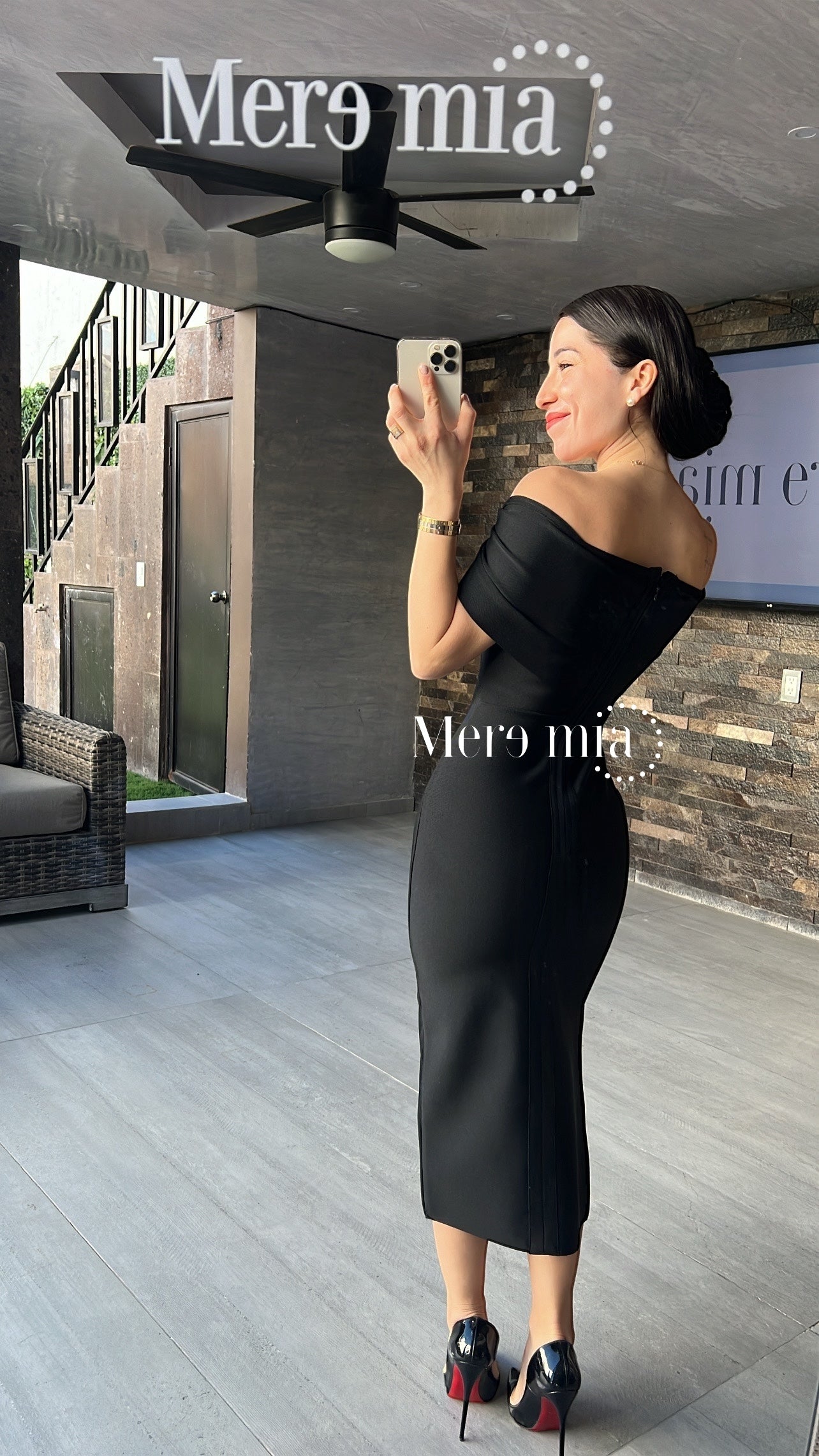 Vestido negro hombros olan
