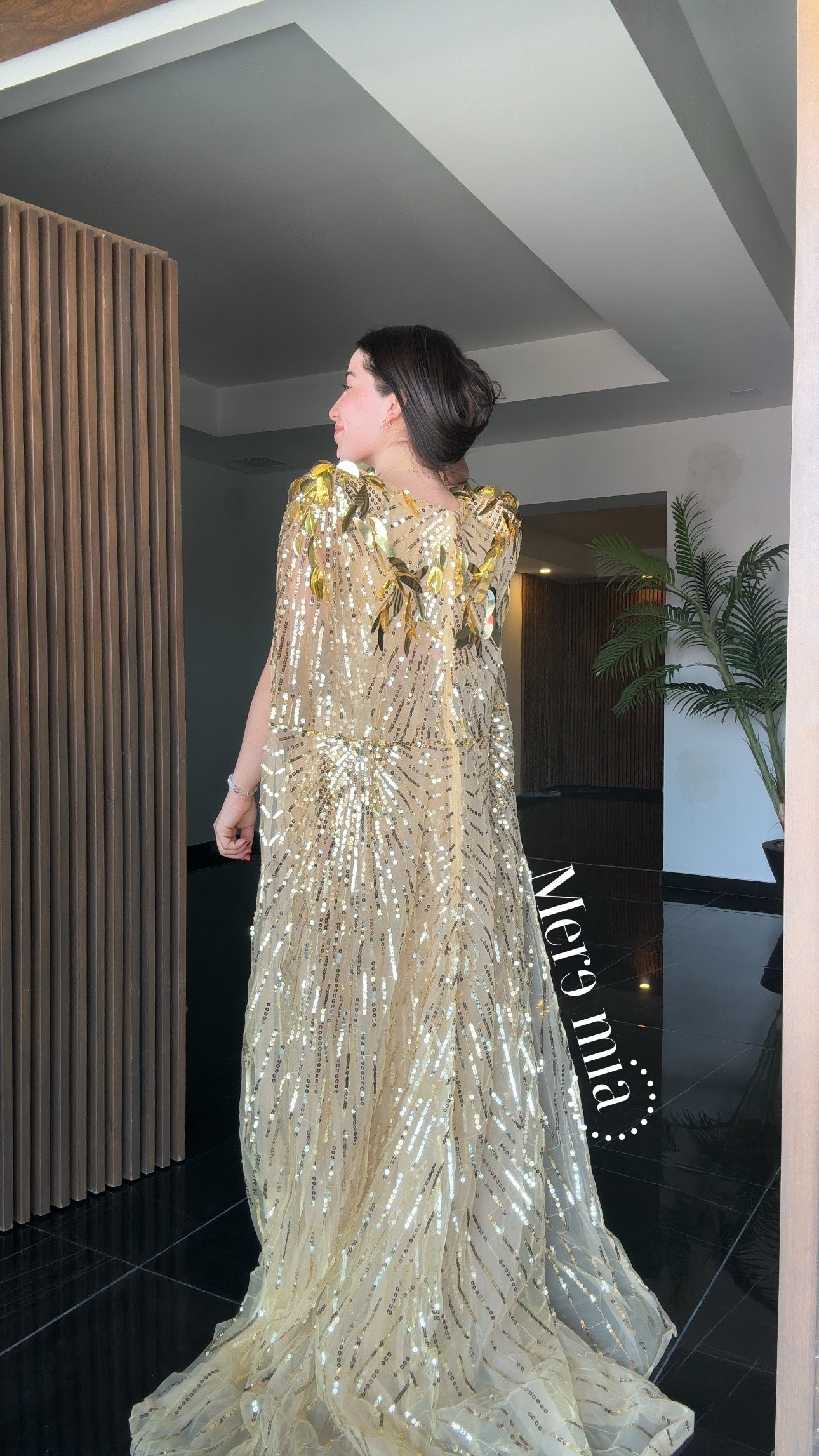 Vestido dorado capa larg