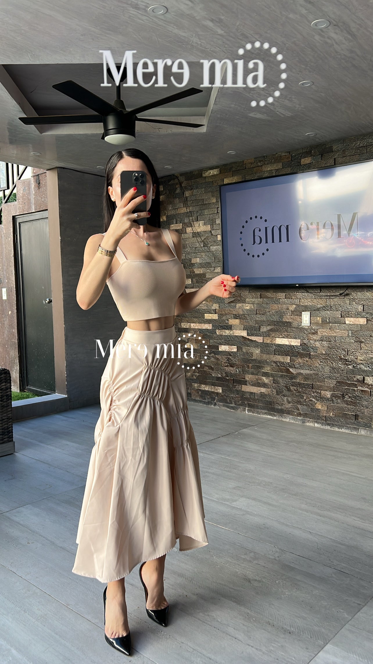 Falda beige arrugada