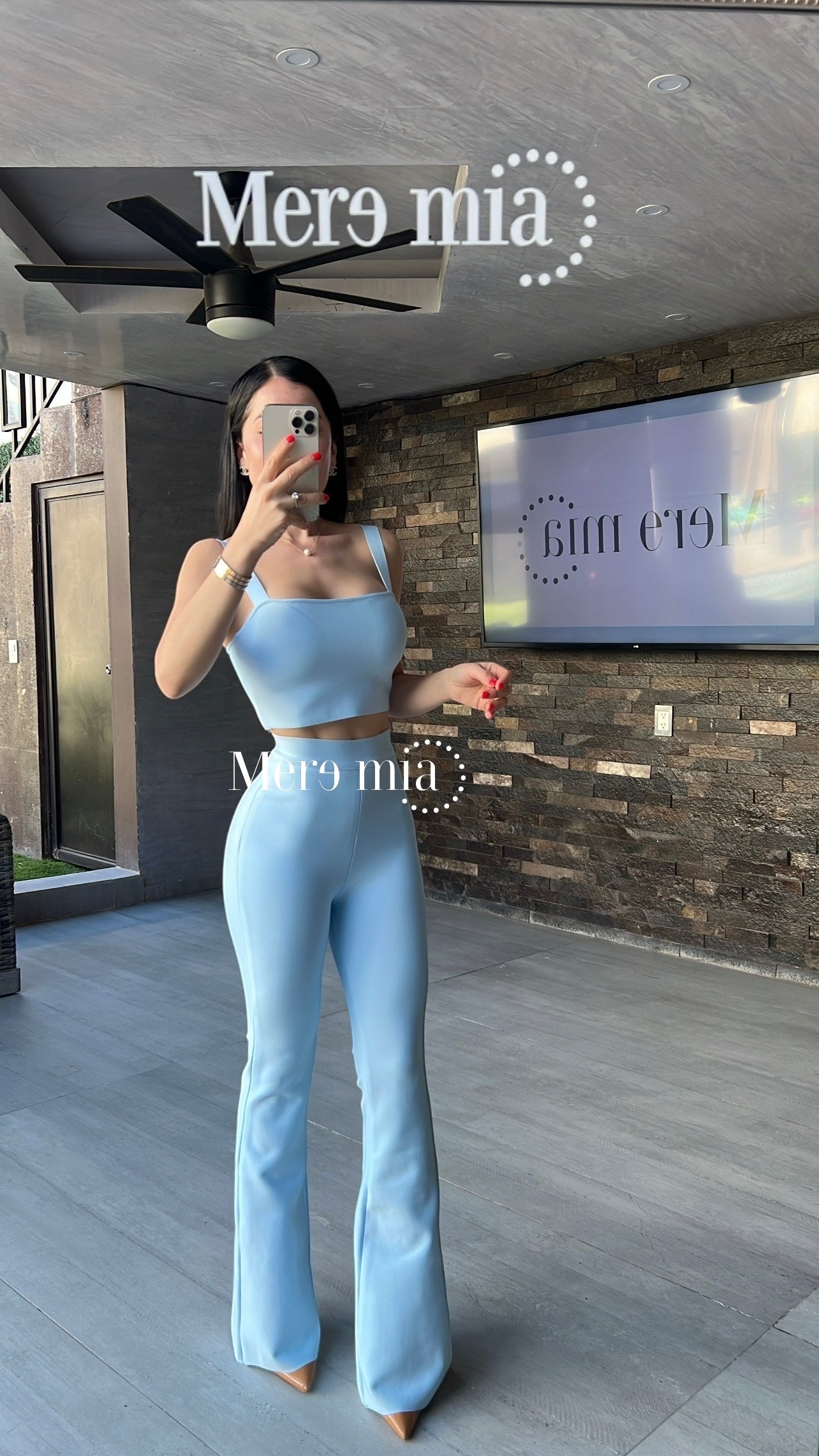 Pantalón azul acampanado