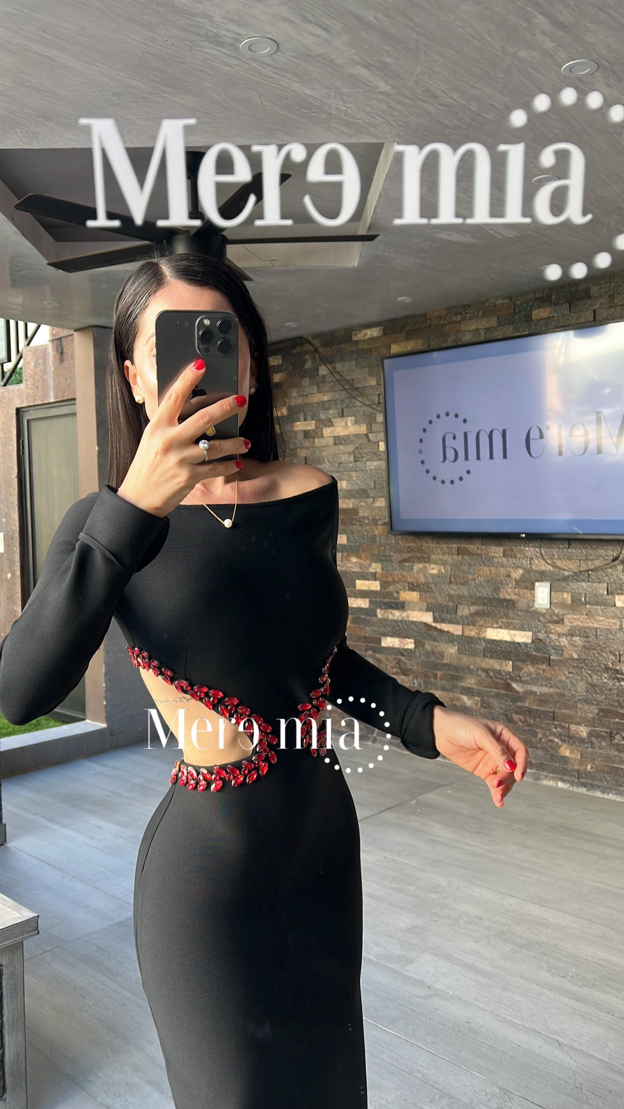 Vestido negro apl rojas