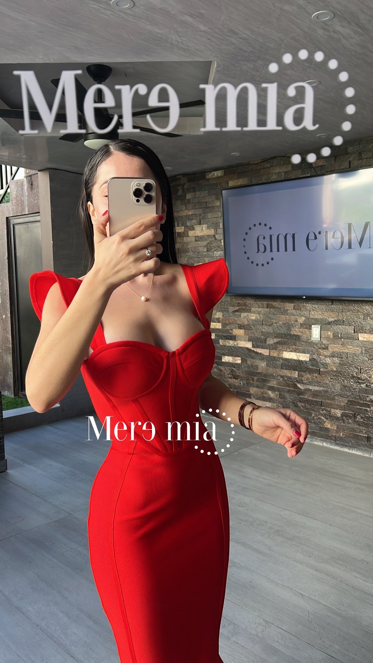 Vestido rojo olan abajo