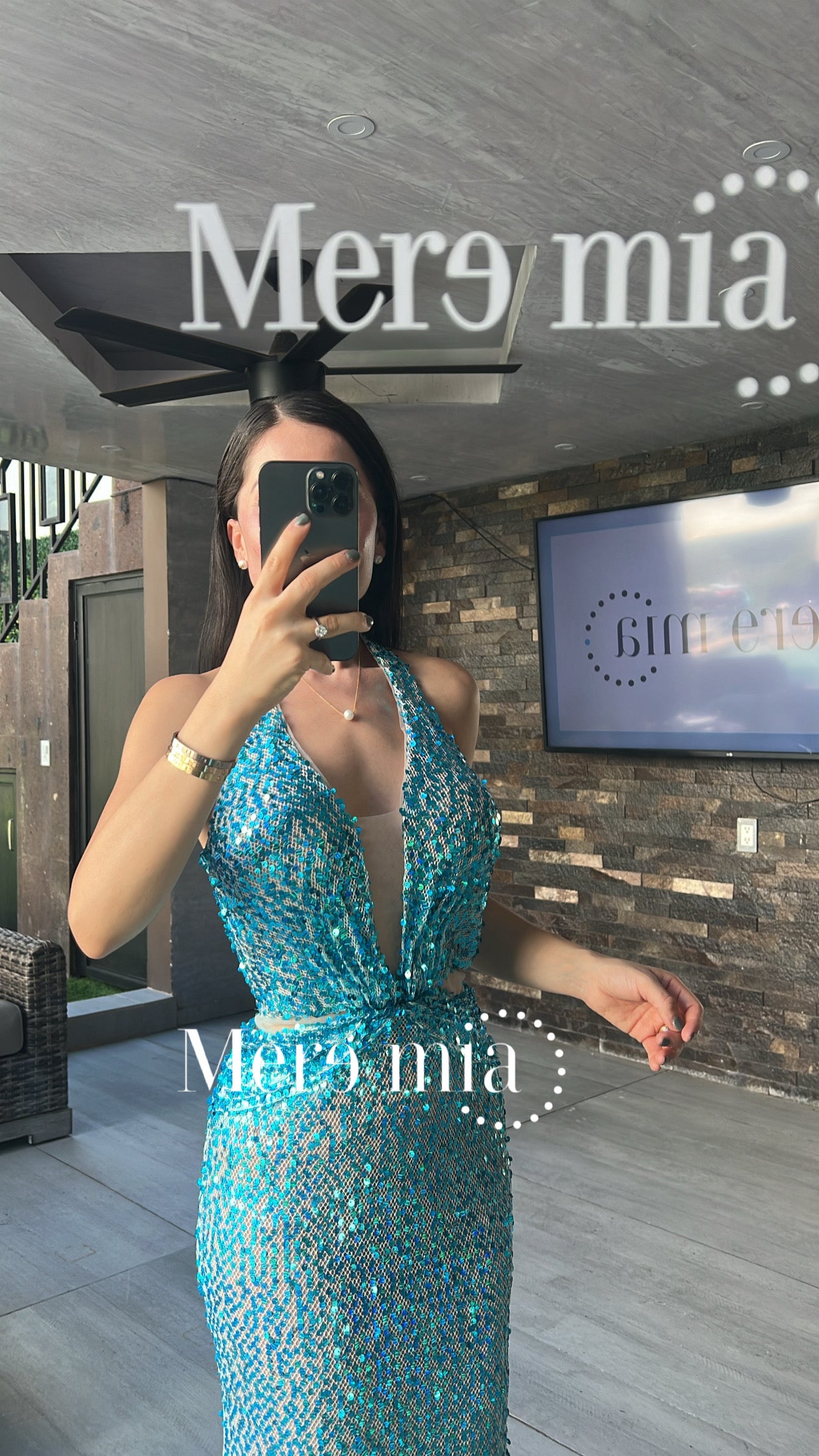 Vestido azul lent abert