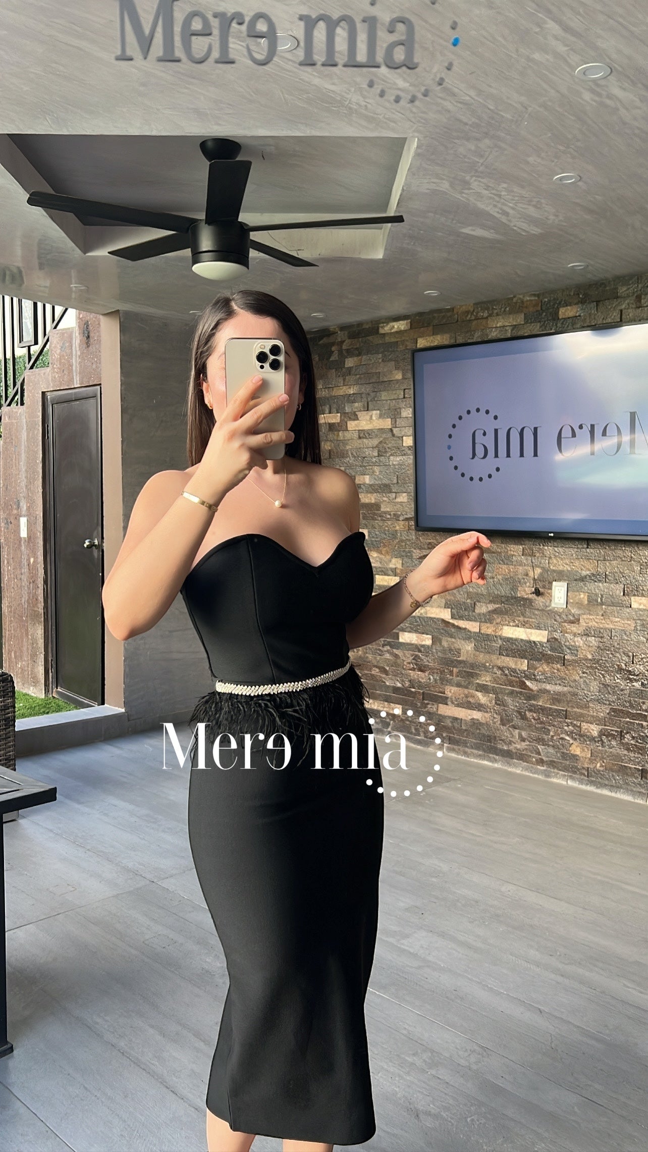 Vestido negro strapless plumas