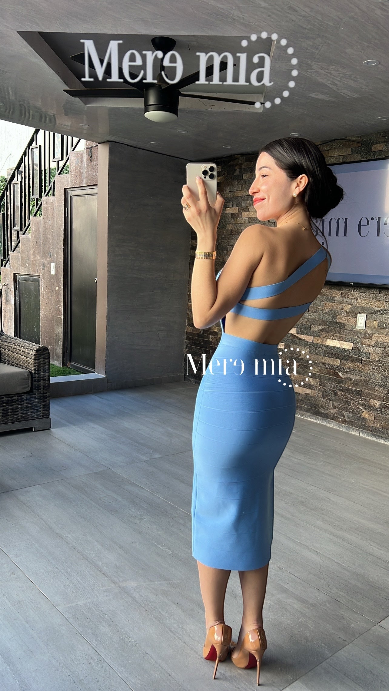 Vestido azul hombro rayado