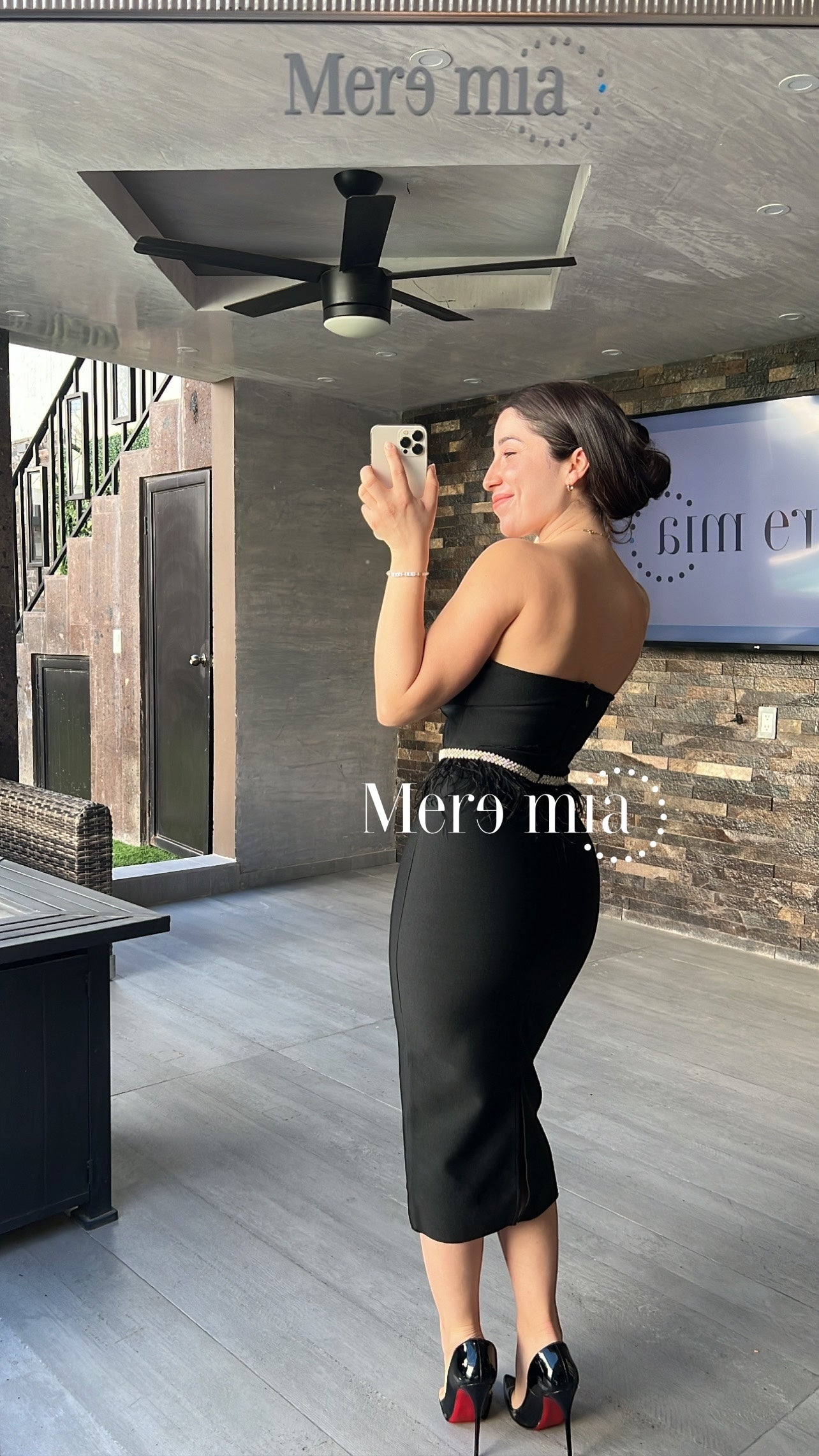 Vestido negro strapless plumas