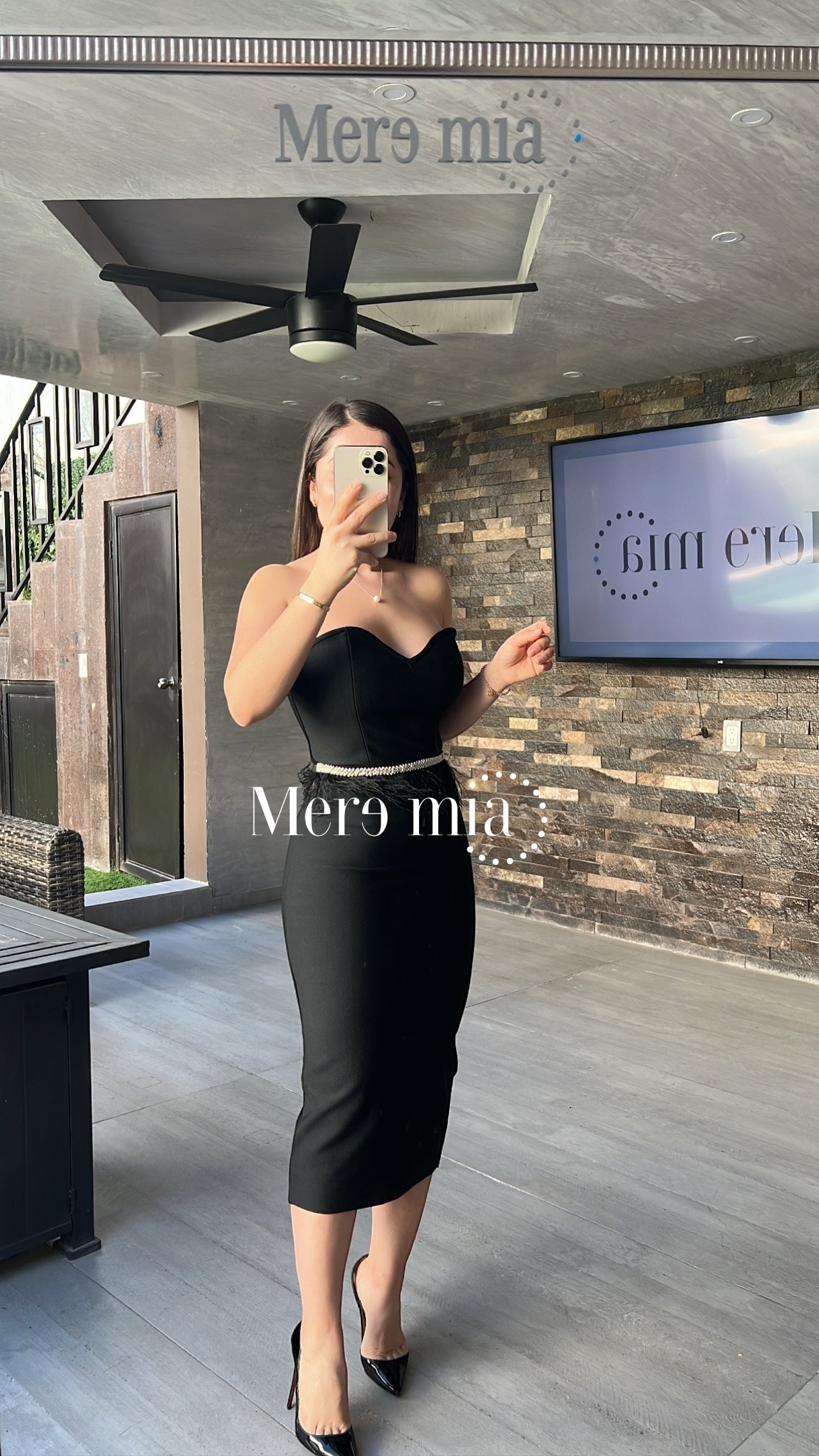 Vestido negro strapless plumas