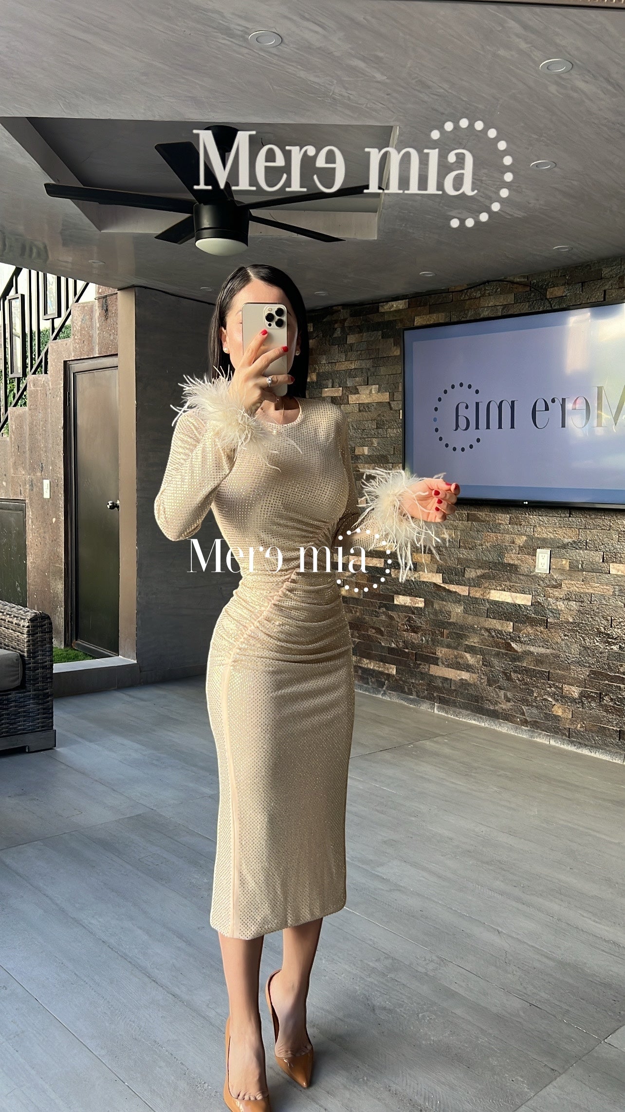 Vestido nude puntos plumas