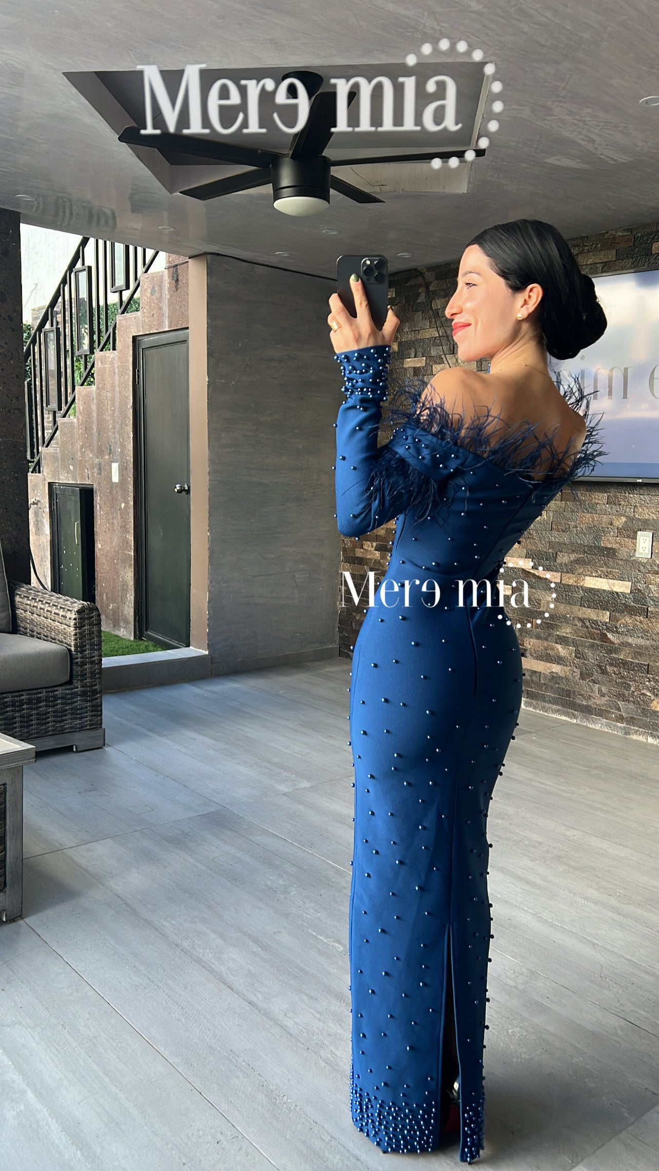 Vestido perlas azul plumas