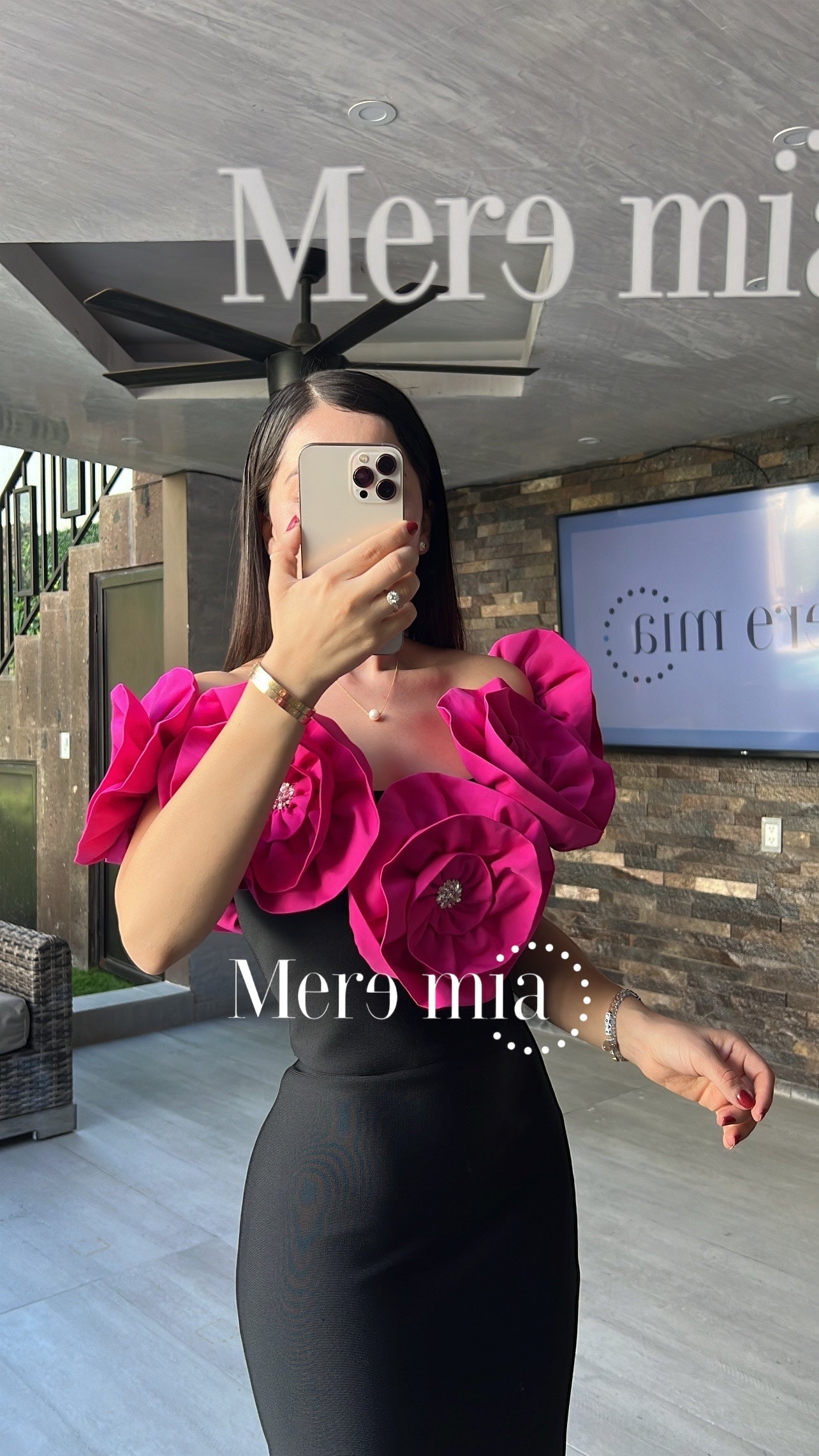 Vestido negro flores en hombros