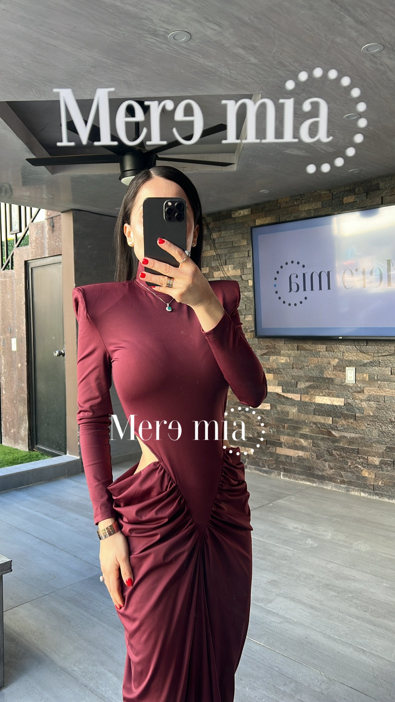 Vestido tinto plisado lados