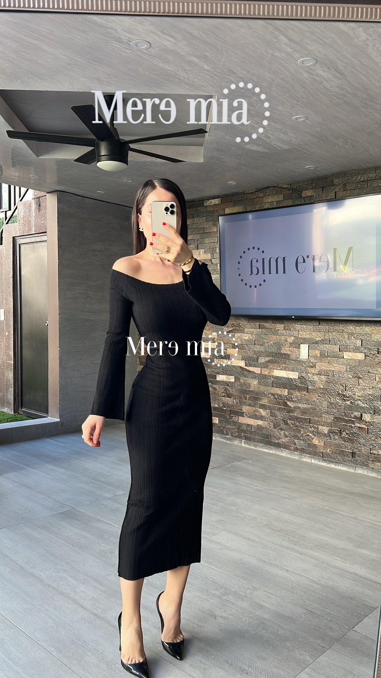 Vestido negro hombros mangas