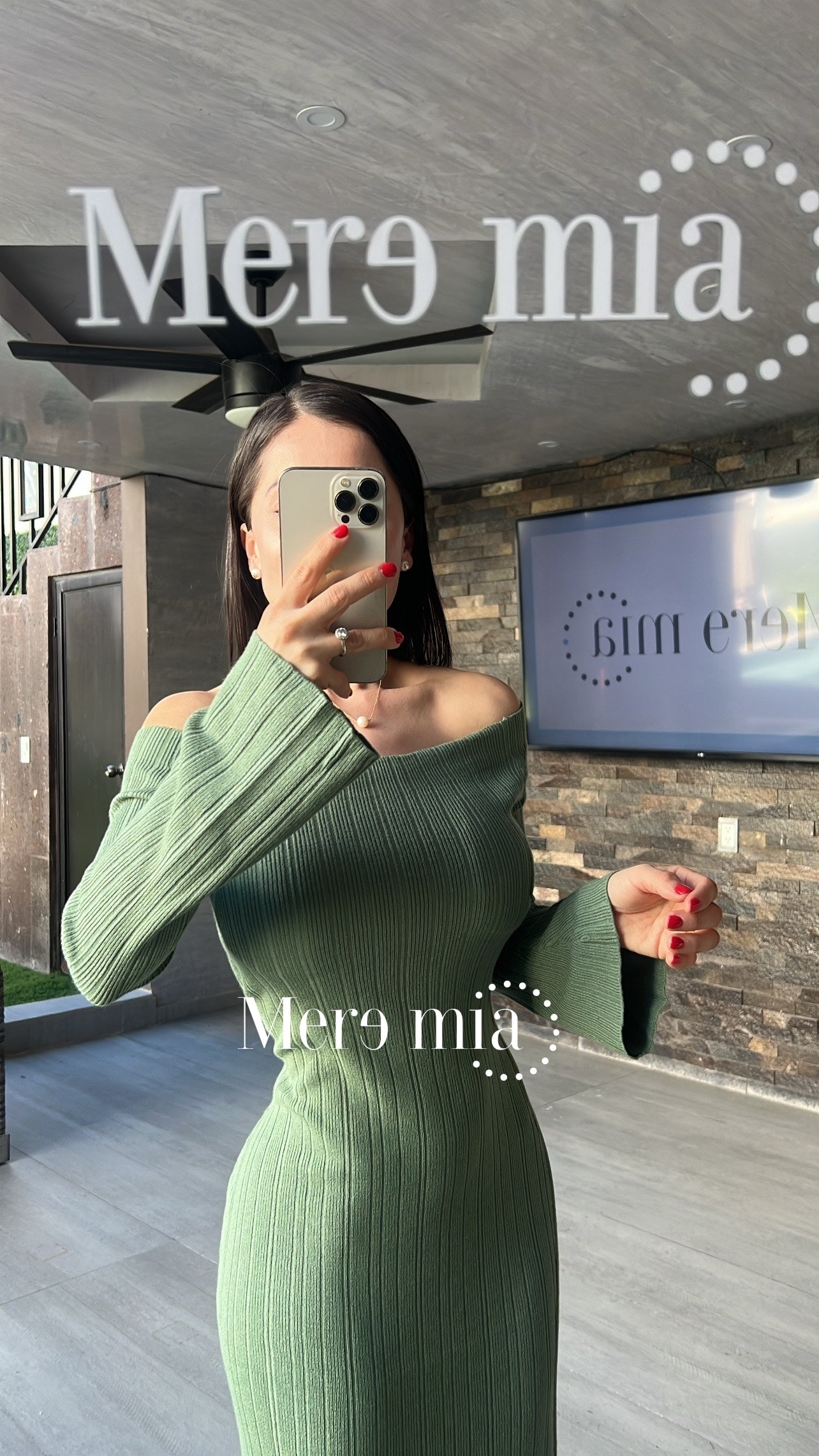 Vestido verde hombros  mangas