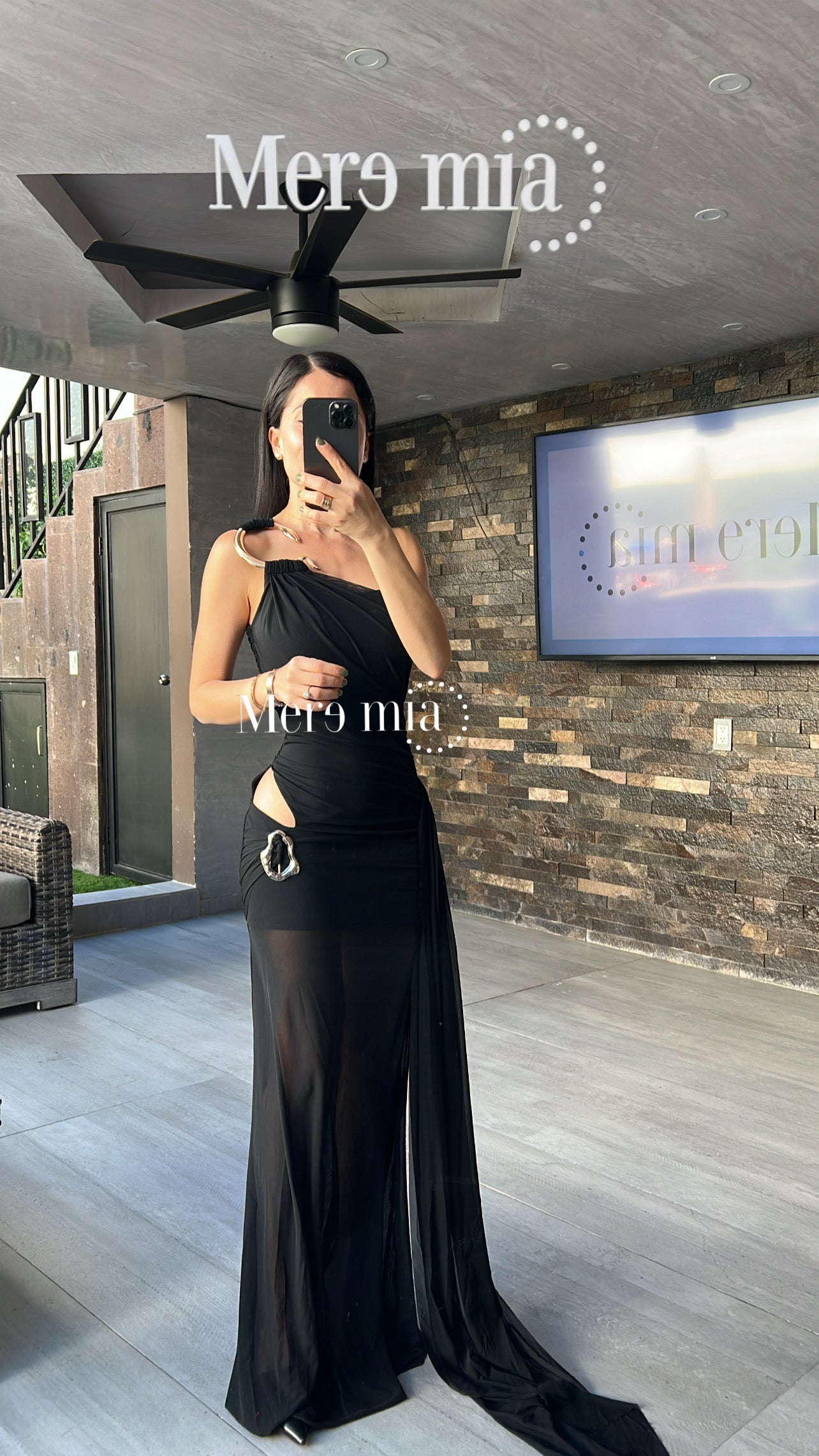 Vestido negro abert broche