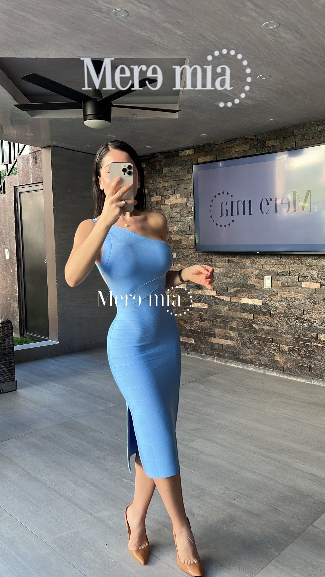 Vestido azul hombro rayado