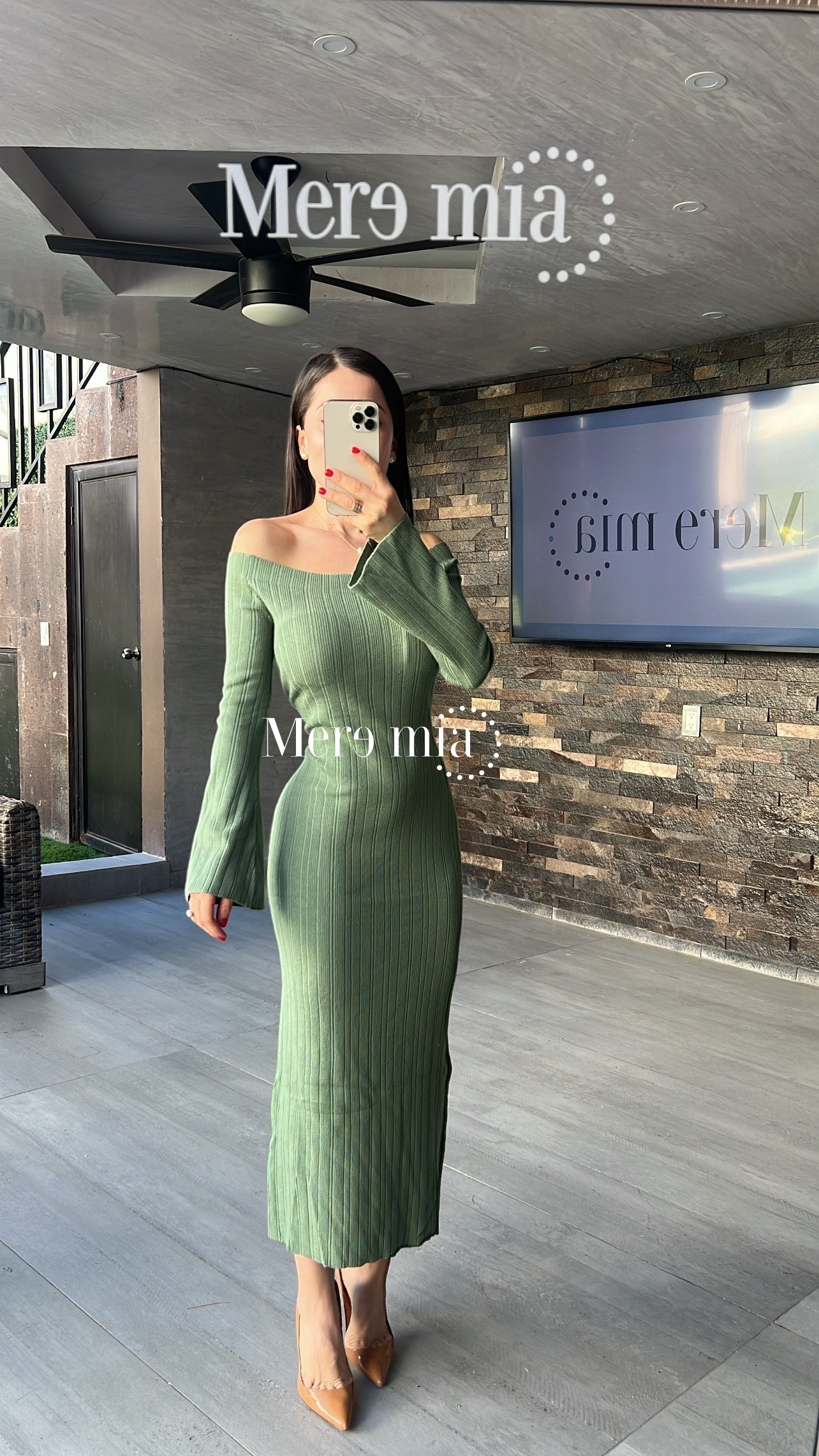 Vestido verde hombros  mangas