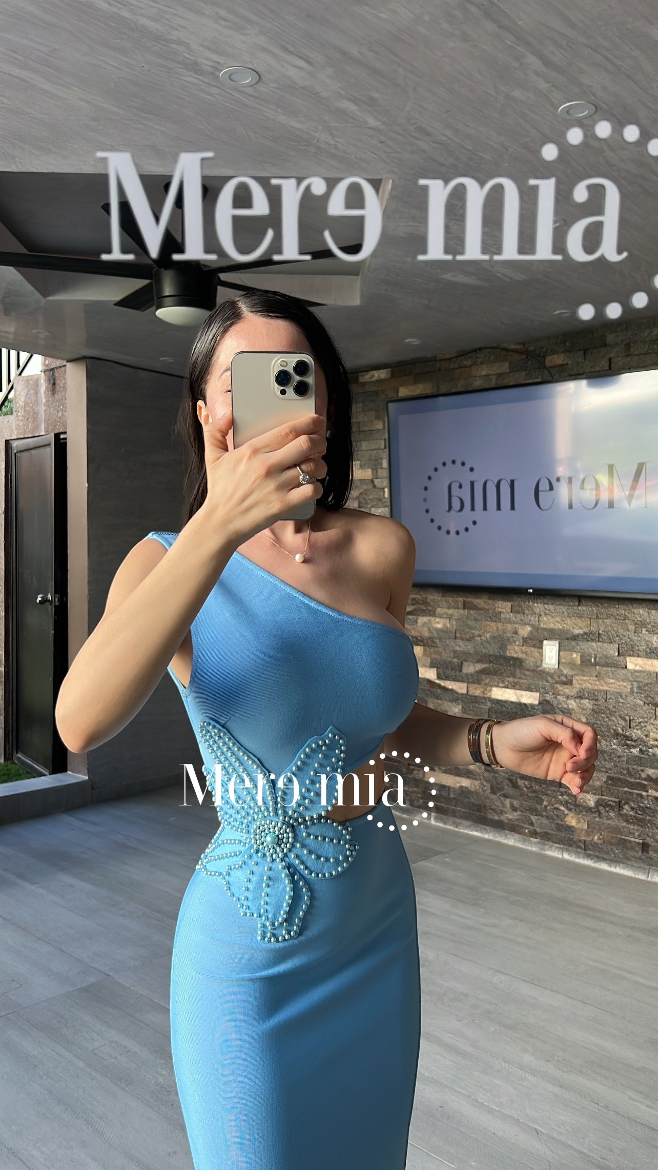 Vestido azul hombro flor