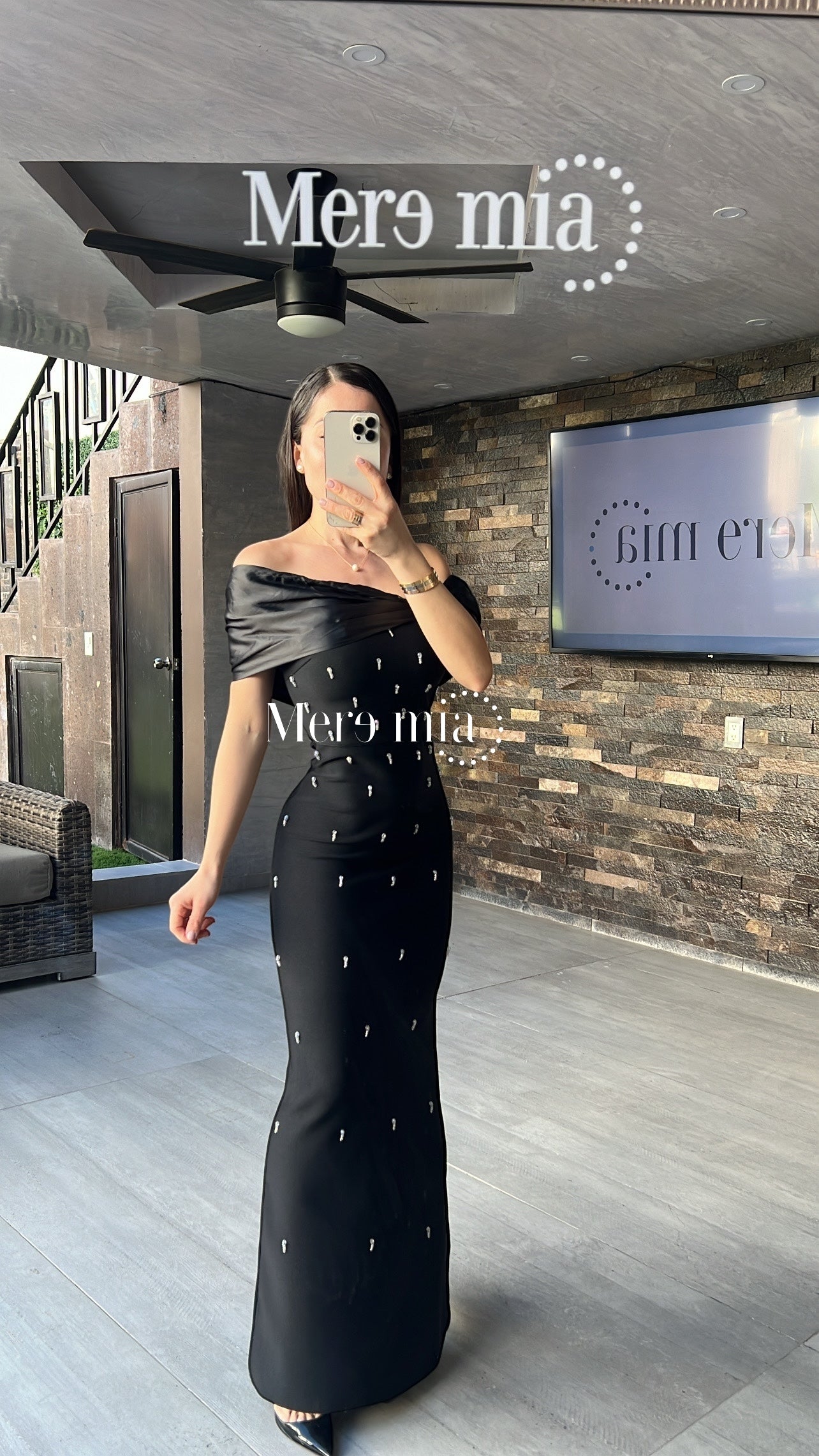 Vestido negro olan sat hombros