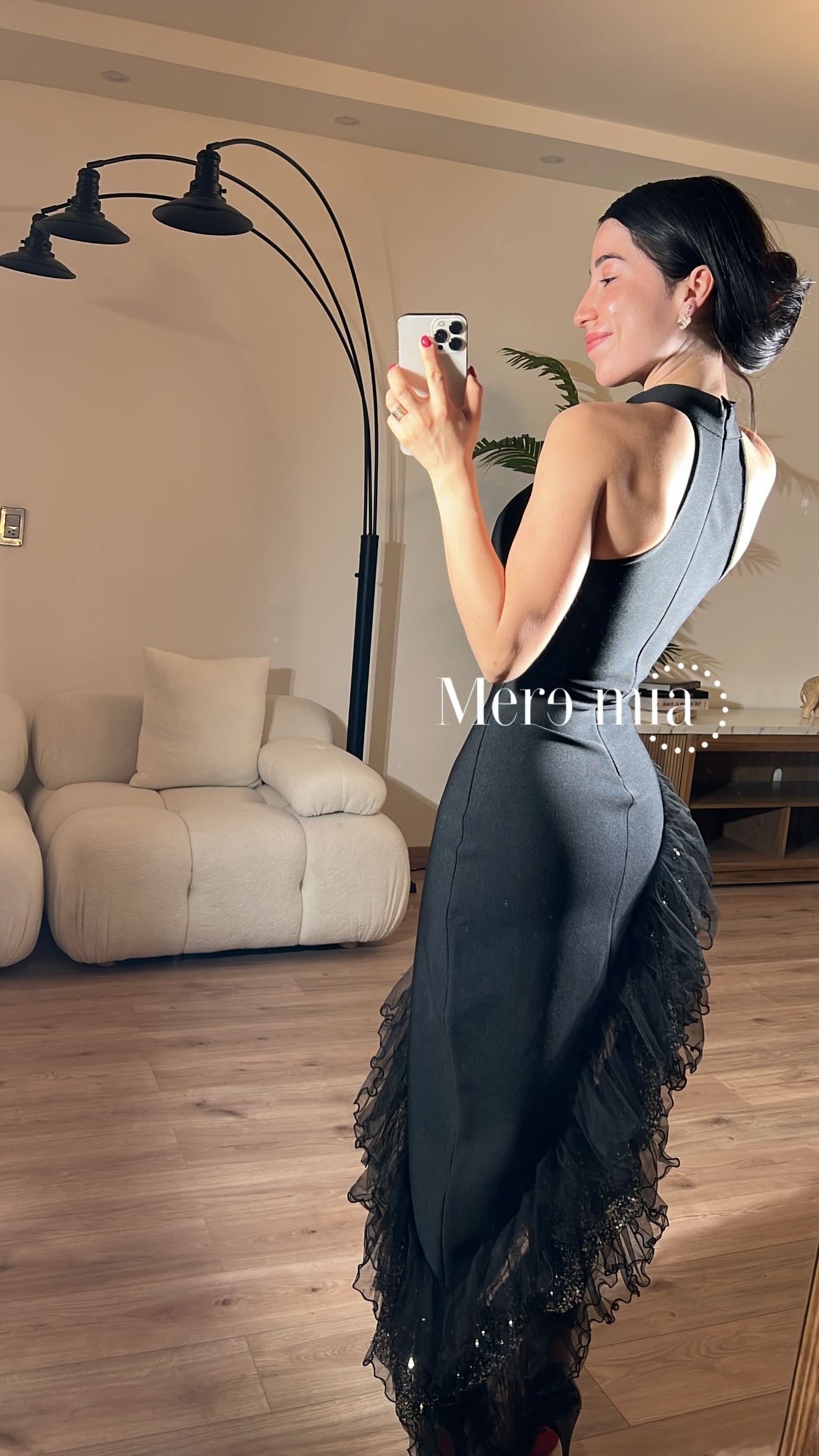 Vestido negro plumas asim