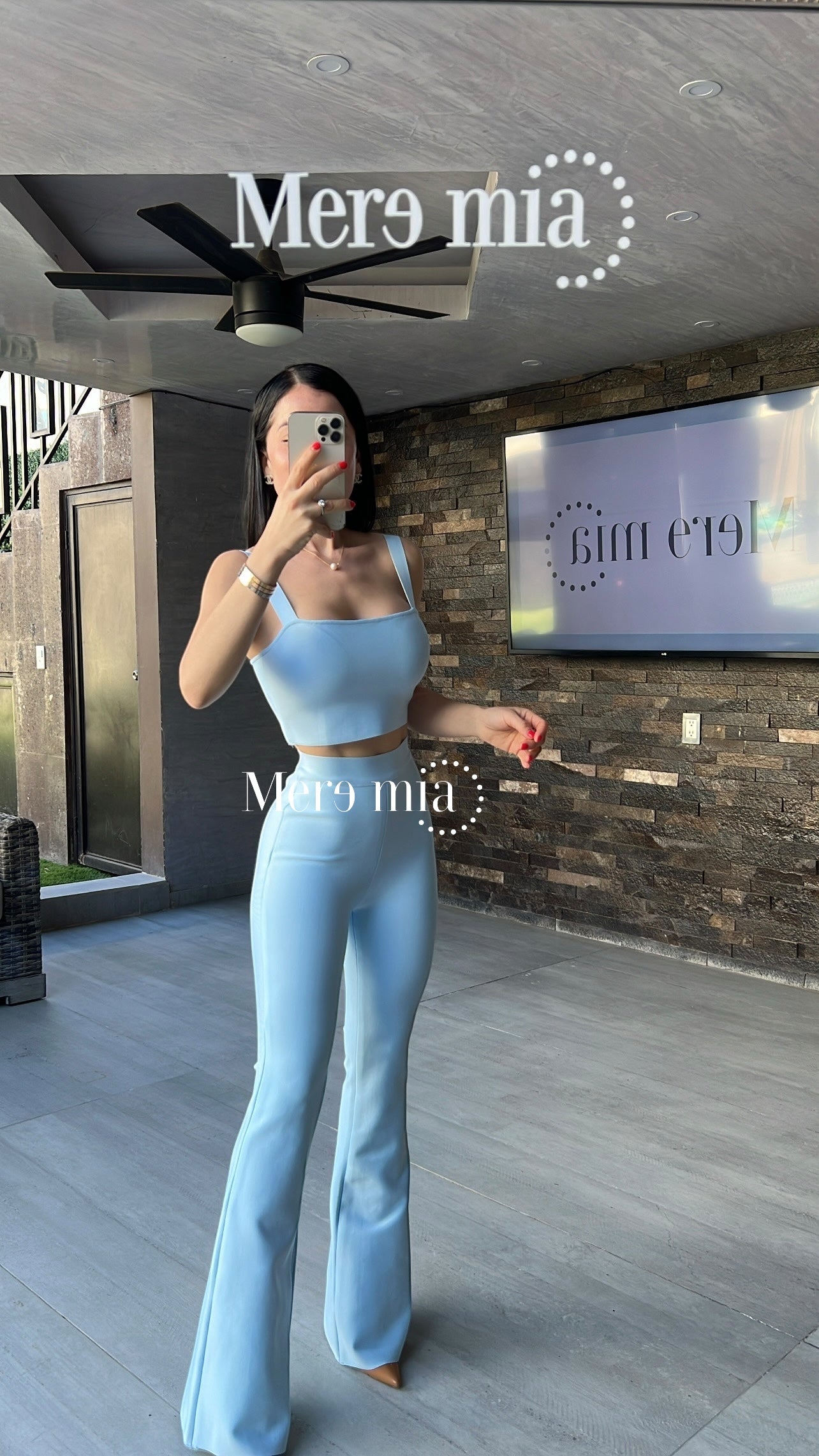 Pantalón azul acampanado