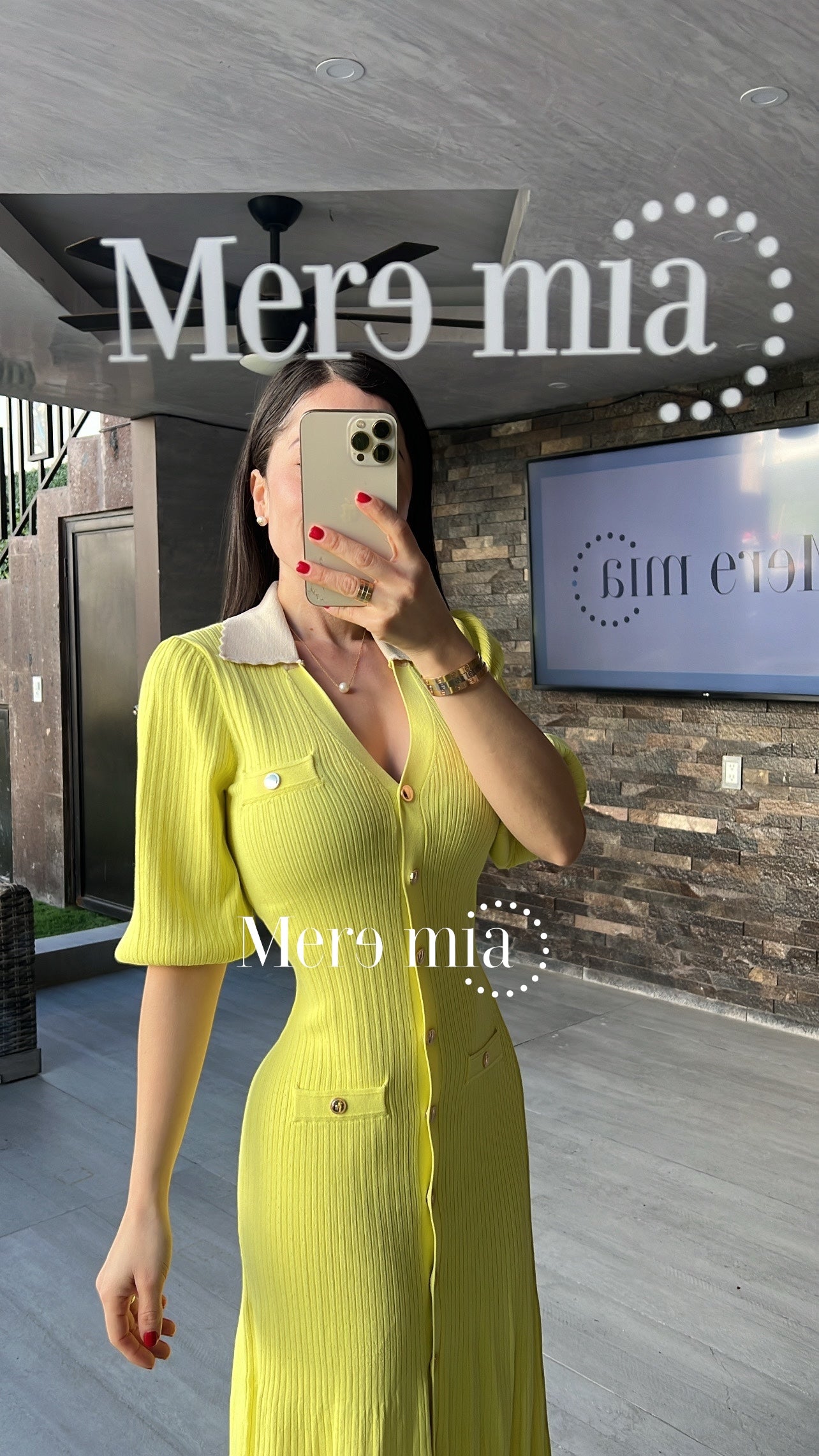 Vestido amarillo cuello