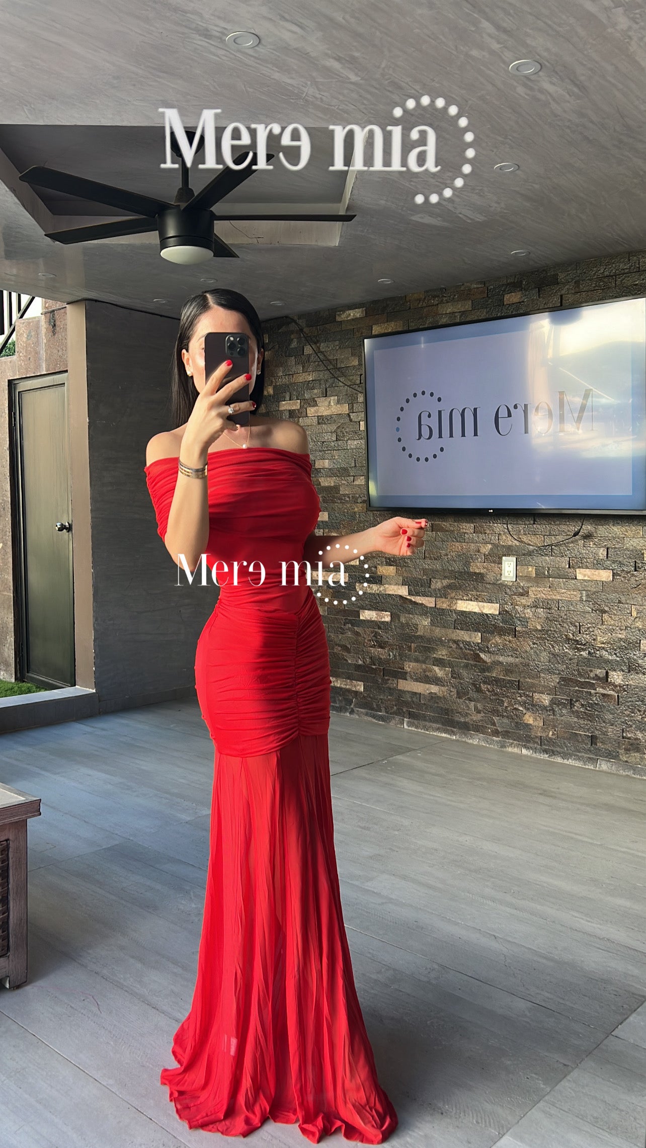 Vestido rojo plisado hombros