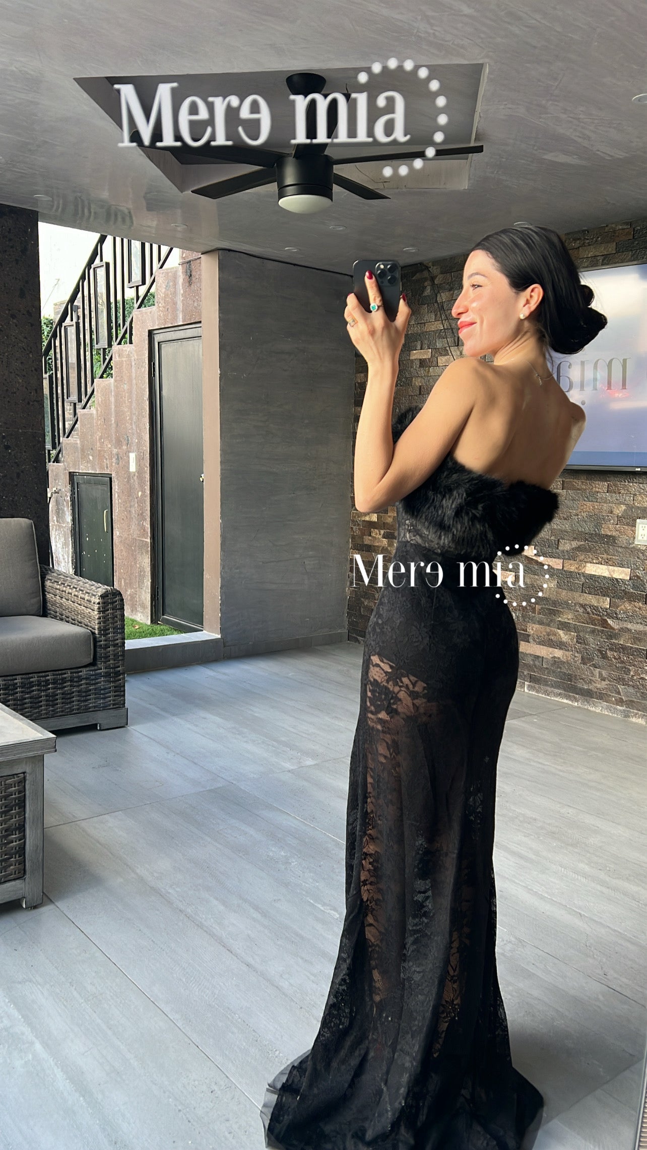 Vestido negro encaje plumas