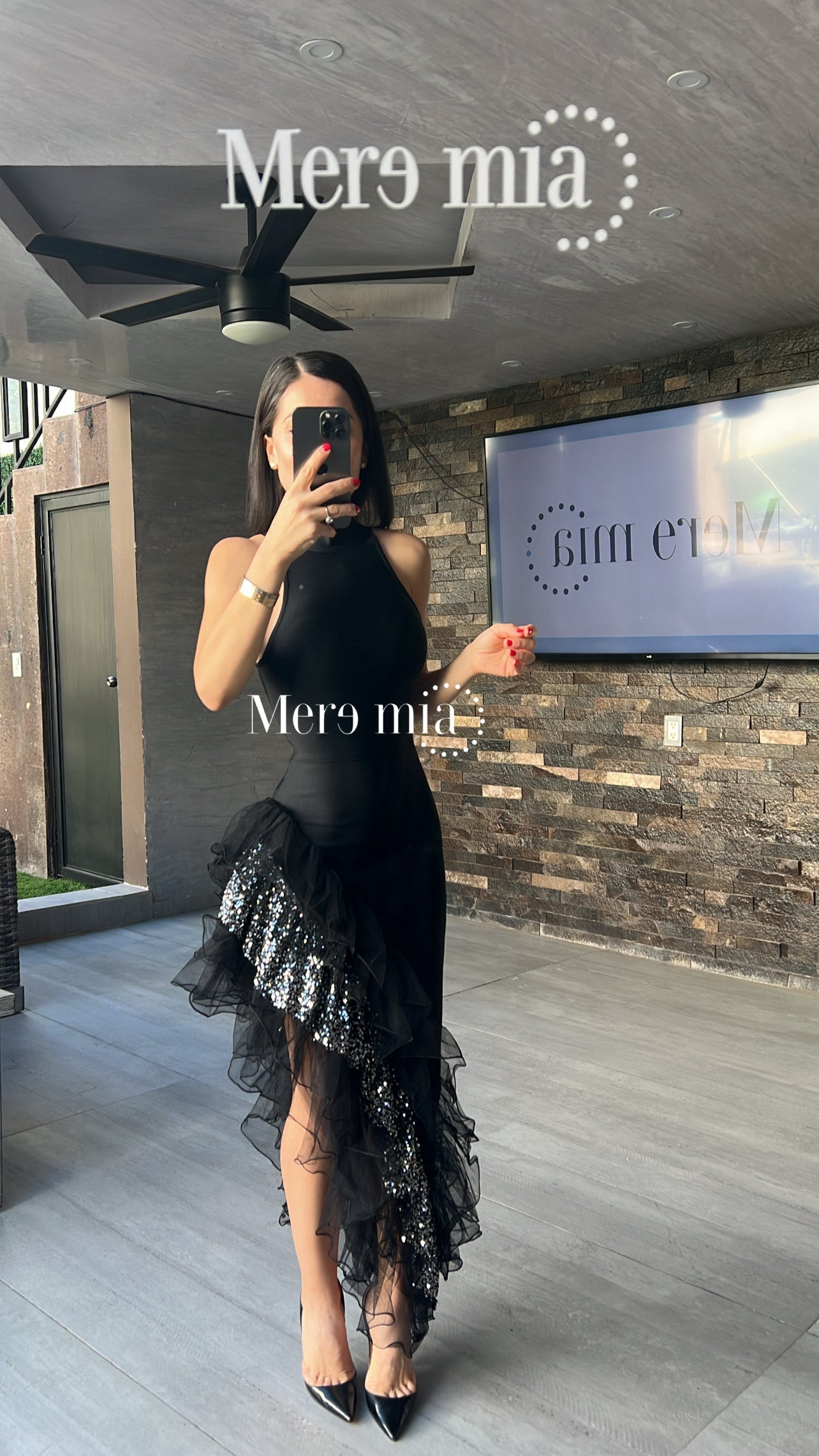 Vestido negro plumas asim