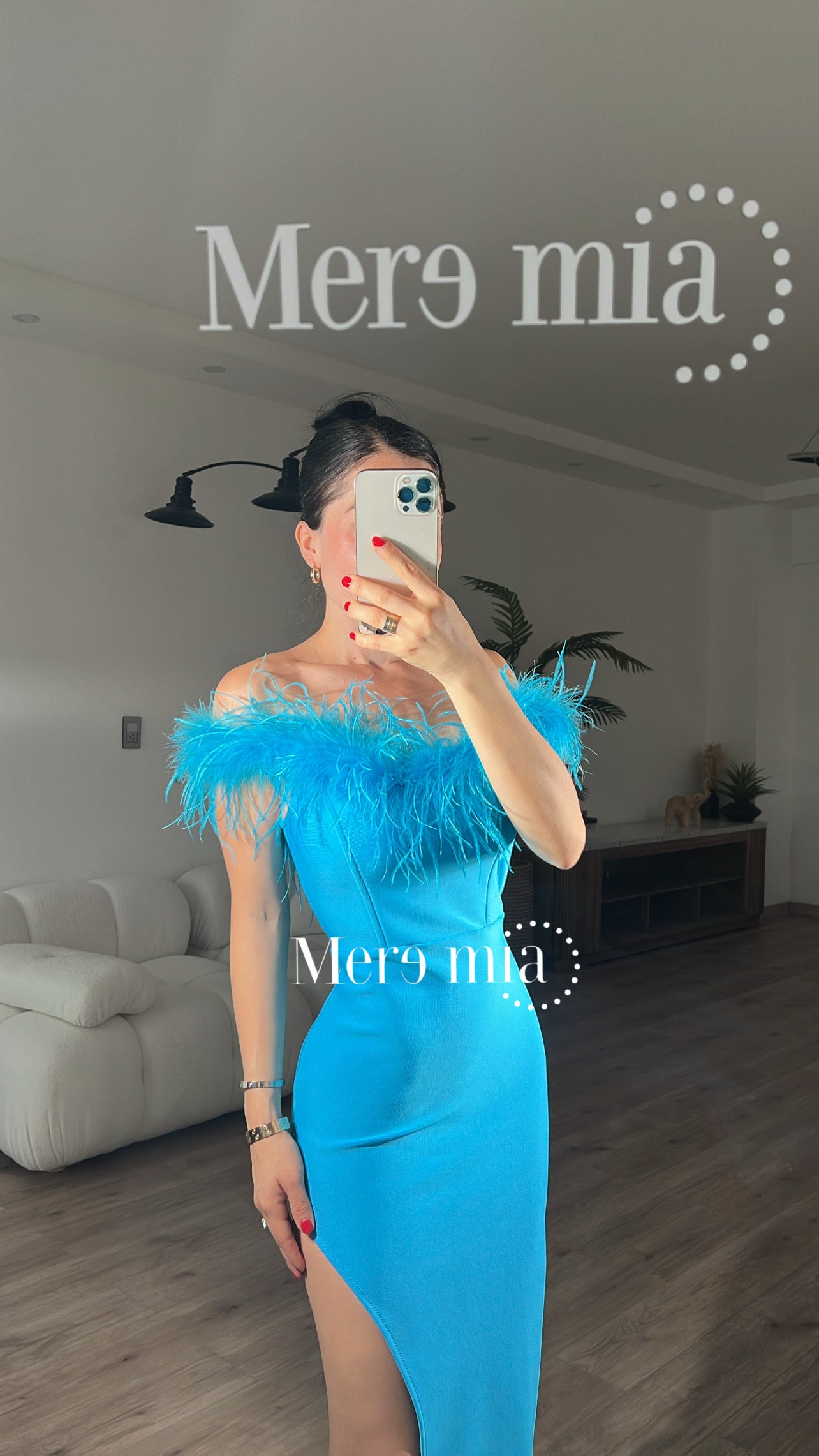 Vestido azul hombros plumas