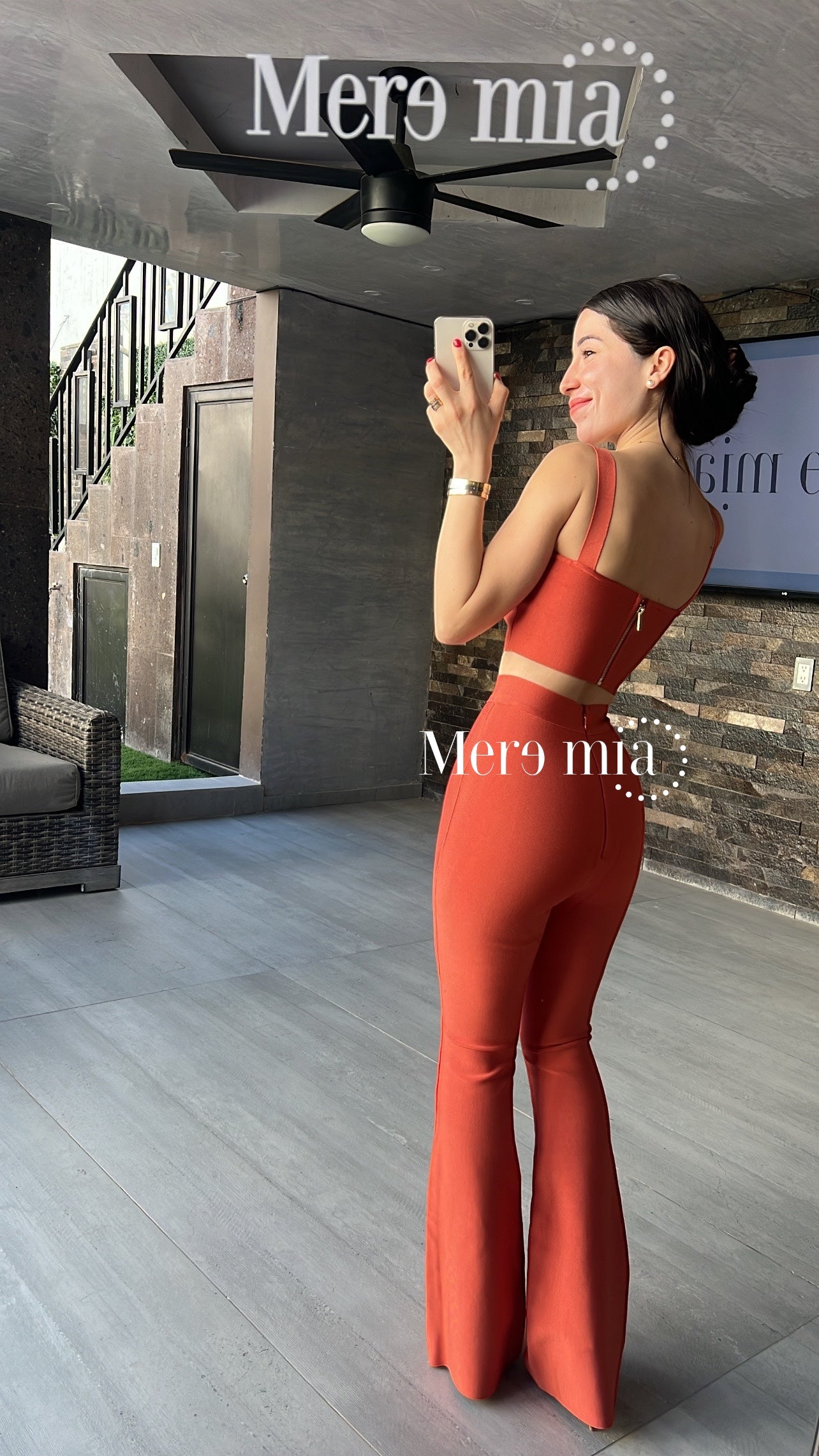 Pantalón marrón acampanado