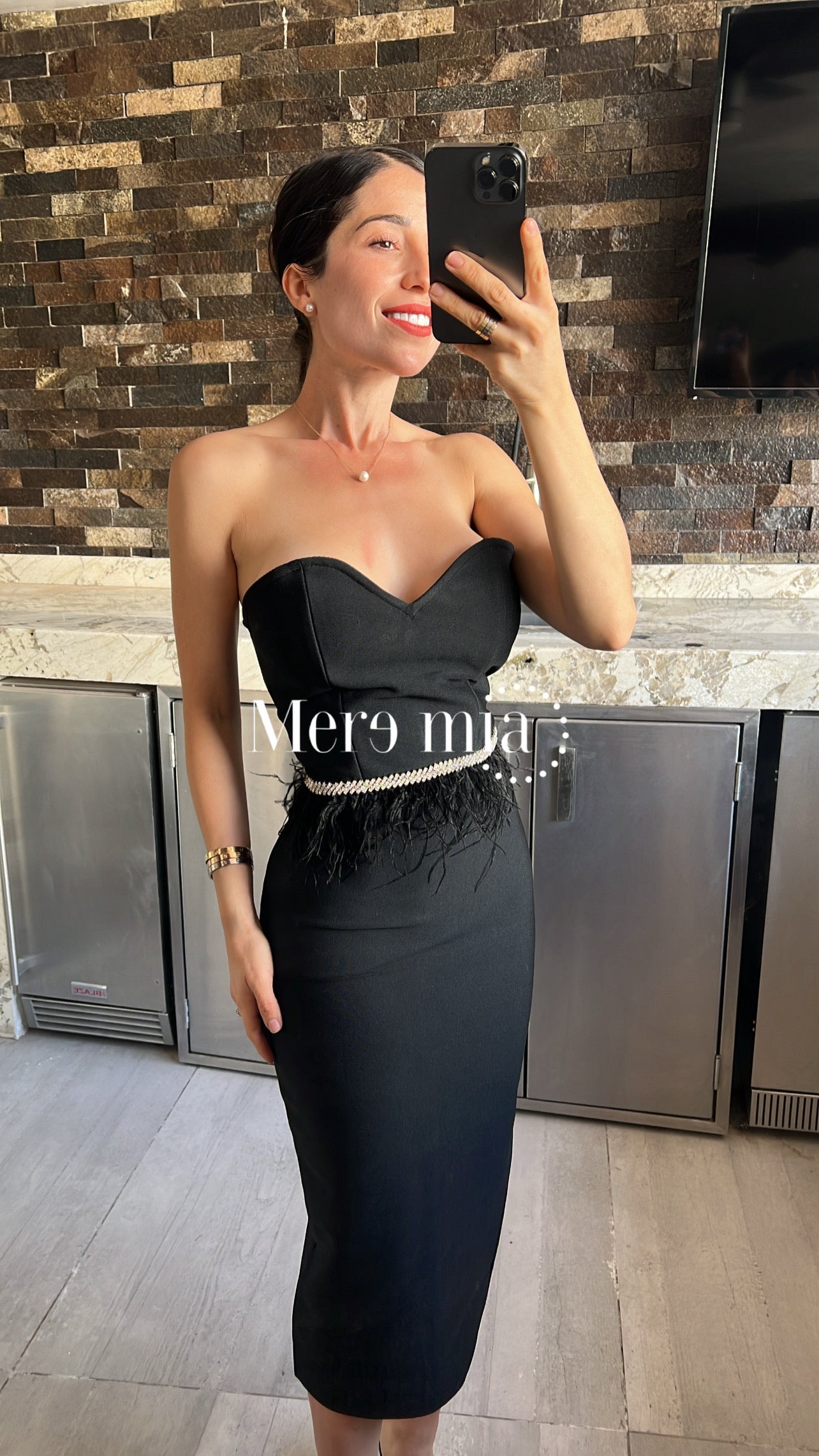 Vestido negro strapless plumas
