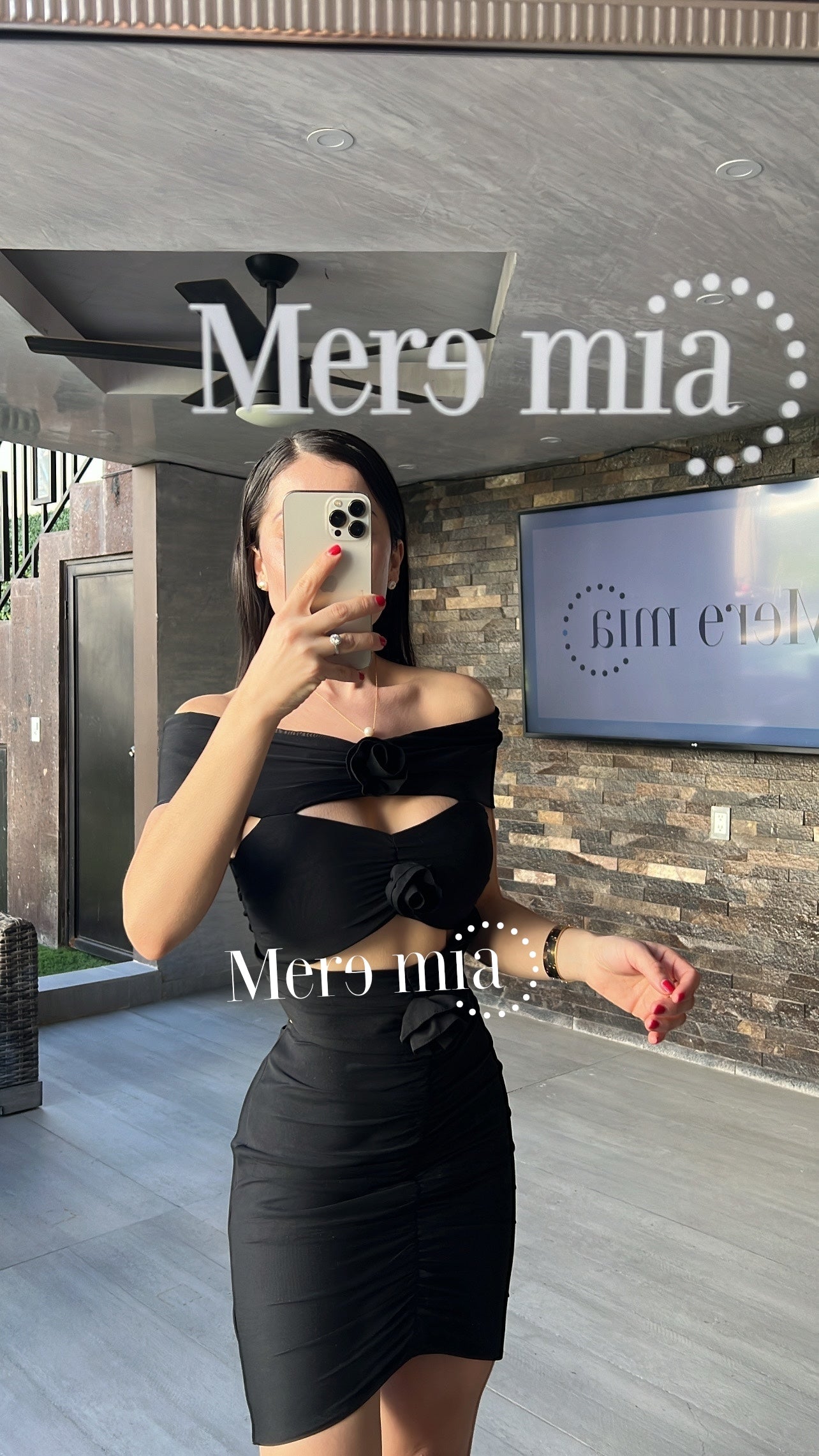 Vestido negro plisado flores corto