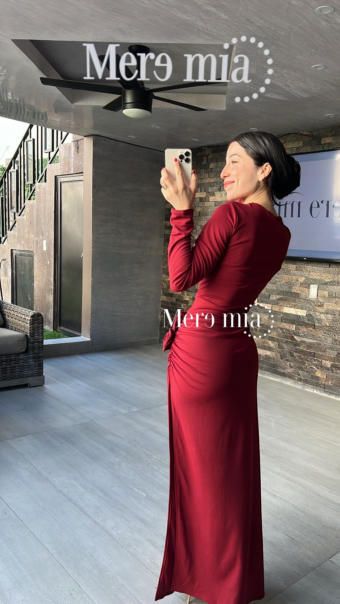 Vestido tinto flor plisado