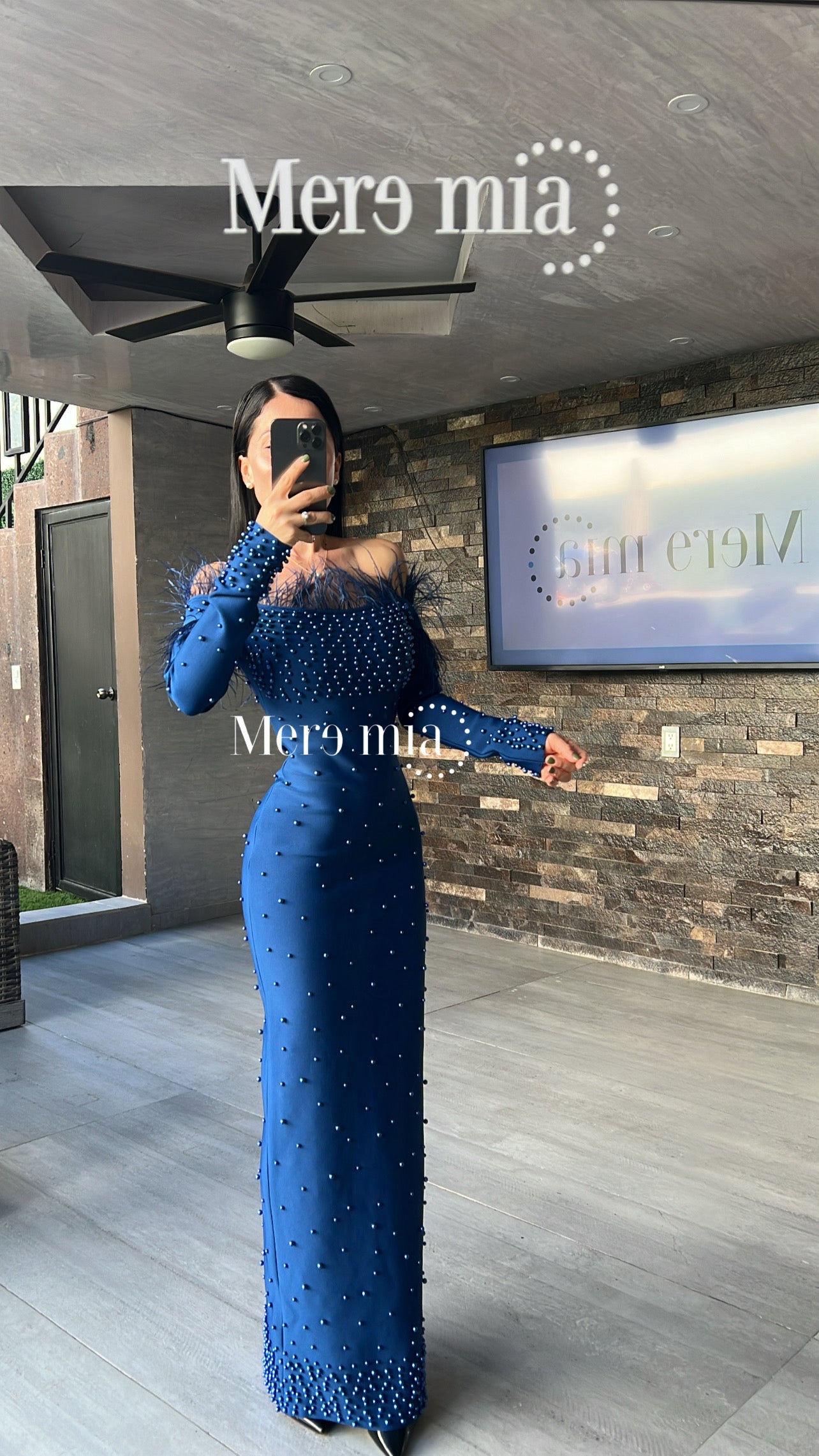 Vestido perlas azul plumas