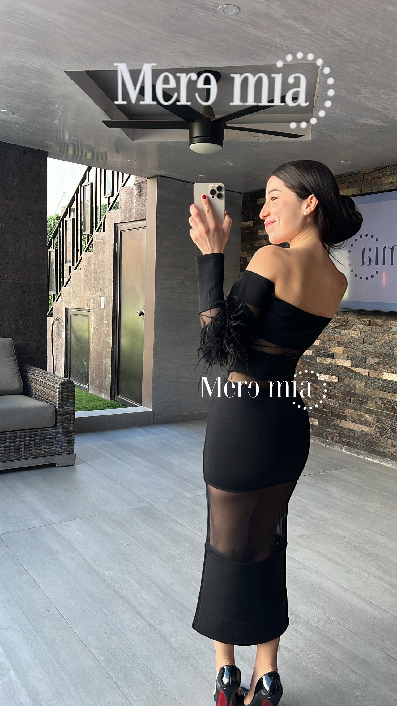 Vestido negro plumas codos