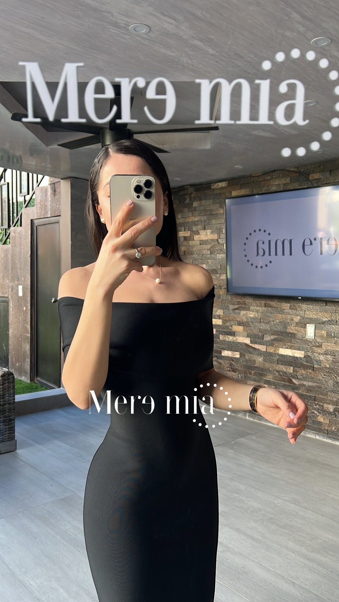 Vestido negro hombros olan