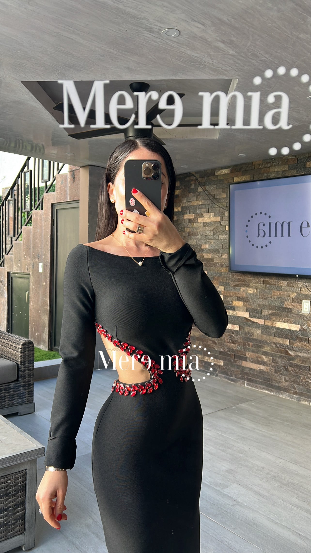 Vestido negro apl rojas