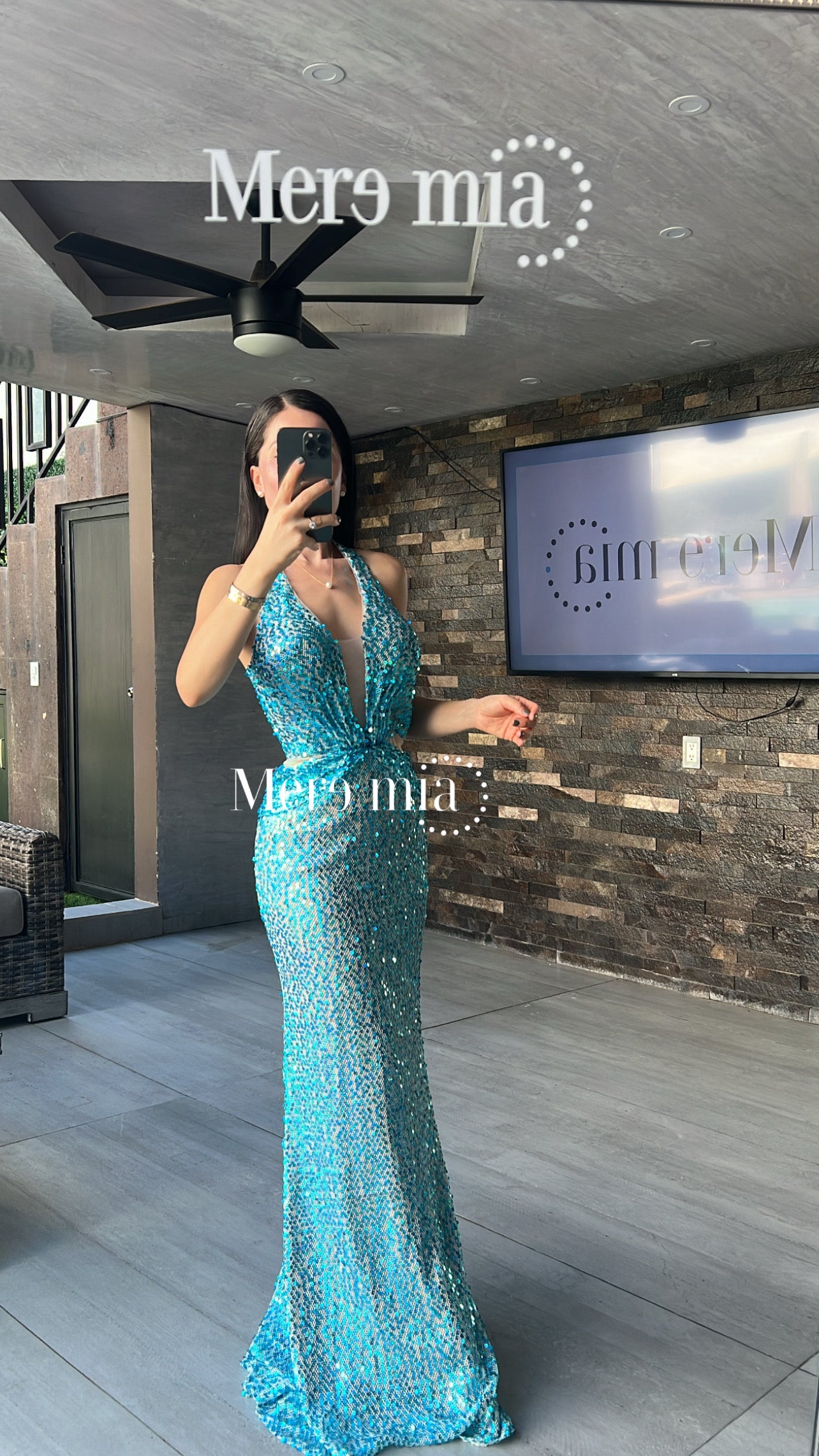 Vestido azul lent abert