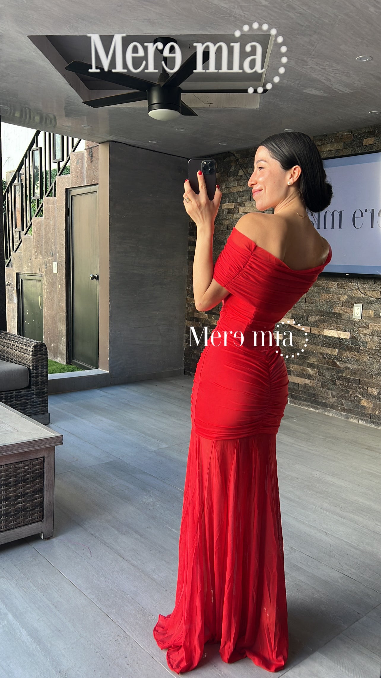 Vestido rojo plisado hombros