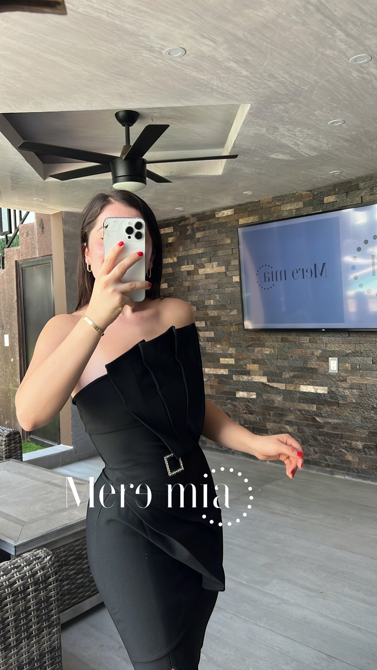 Vestido negro strapless con cintó