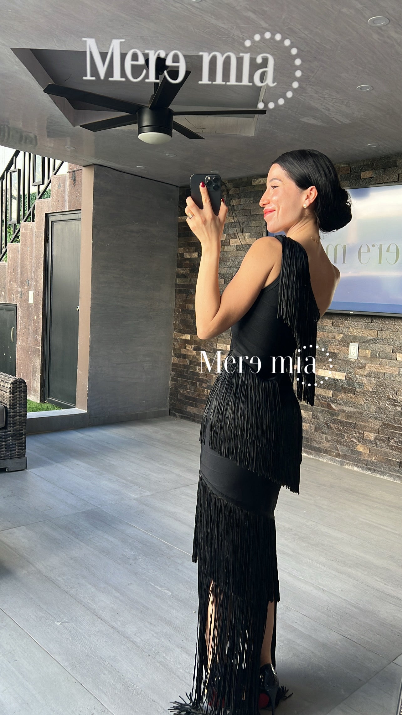 Vestido negro hombro barbas