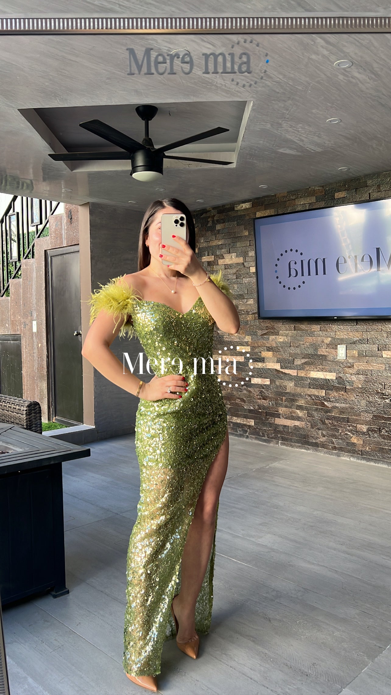 Vestido verde lent plumas