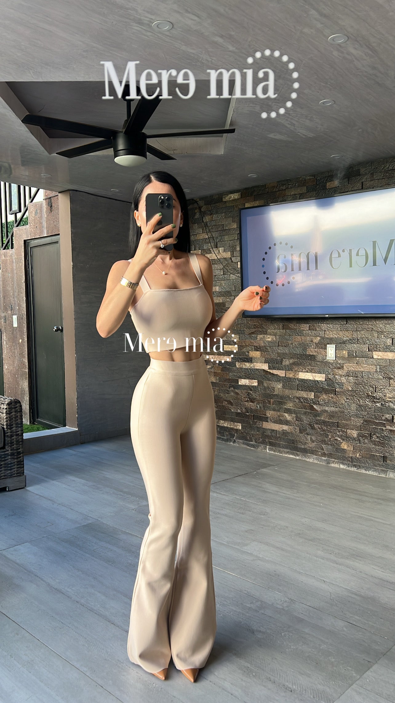 Pantalón beige acampanado