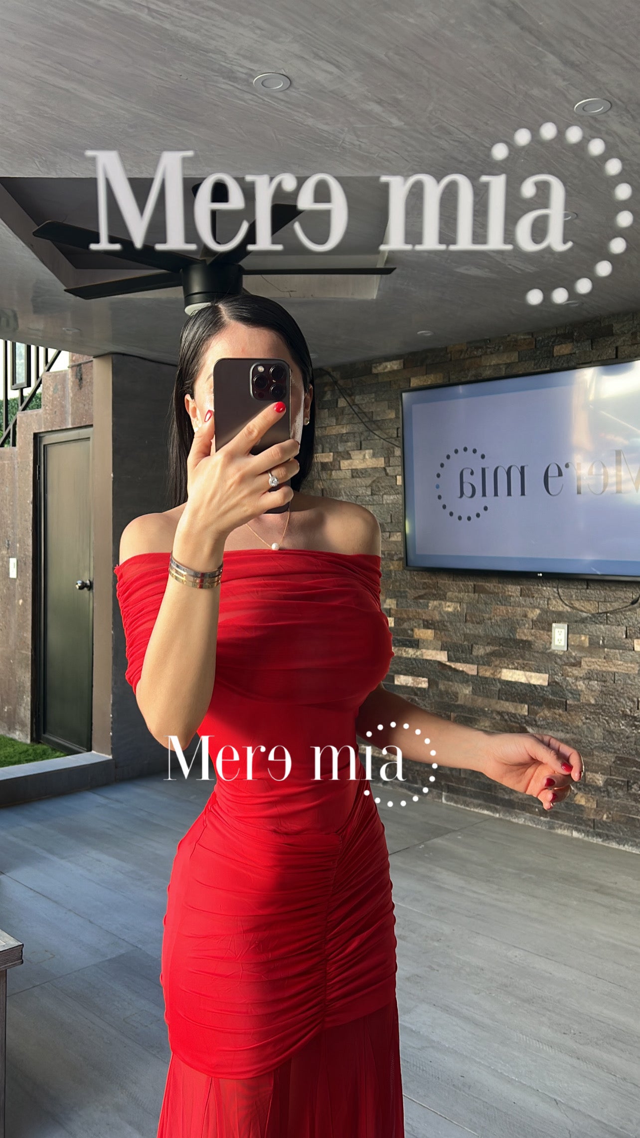 Vestido rojo plisado hombros