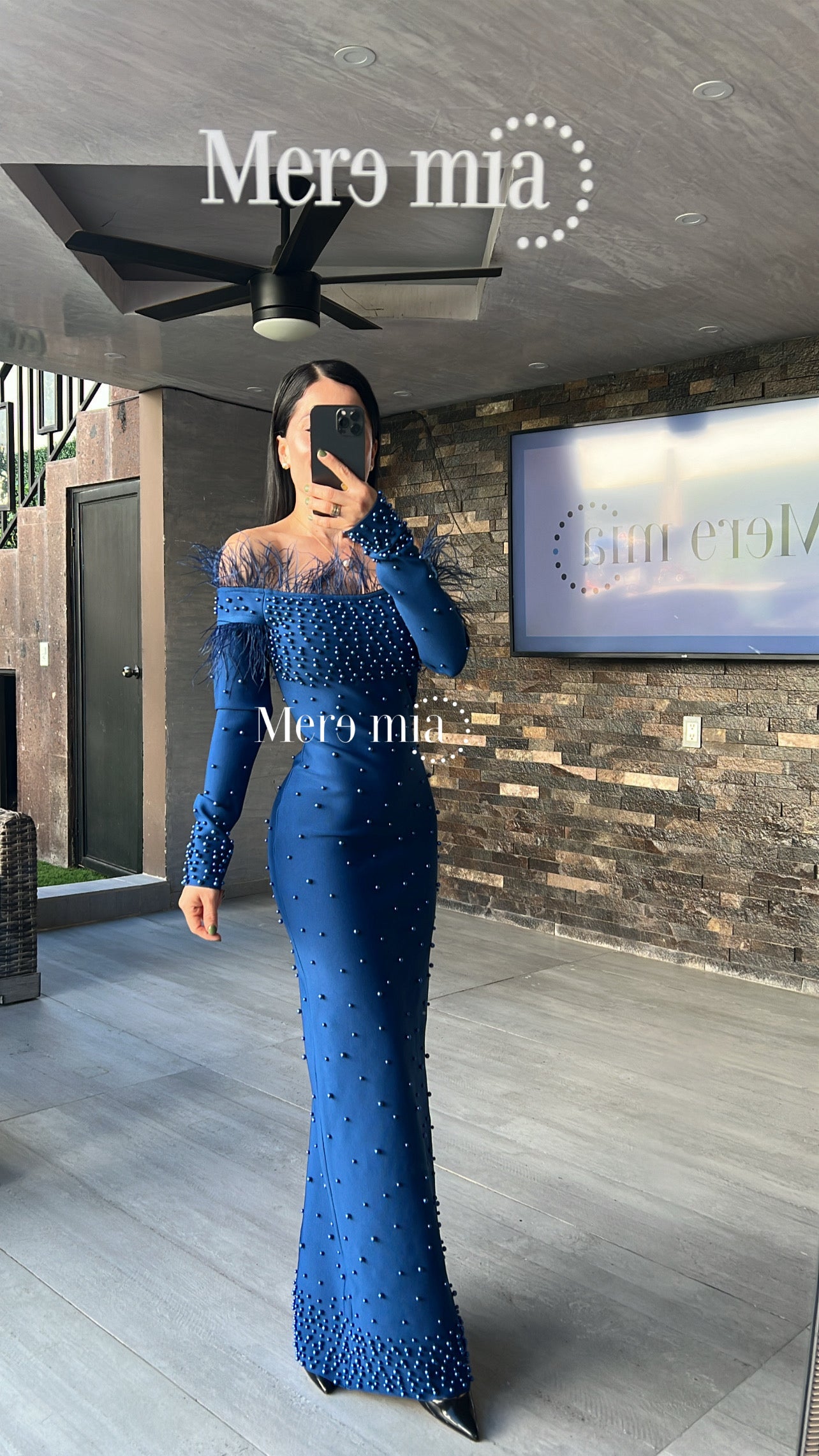 Vestido perlas azul plumas