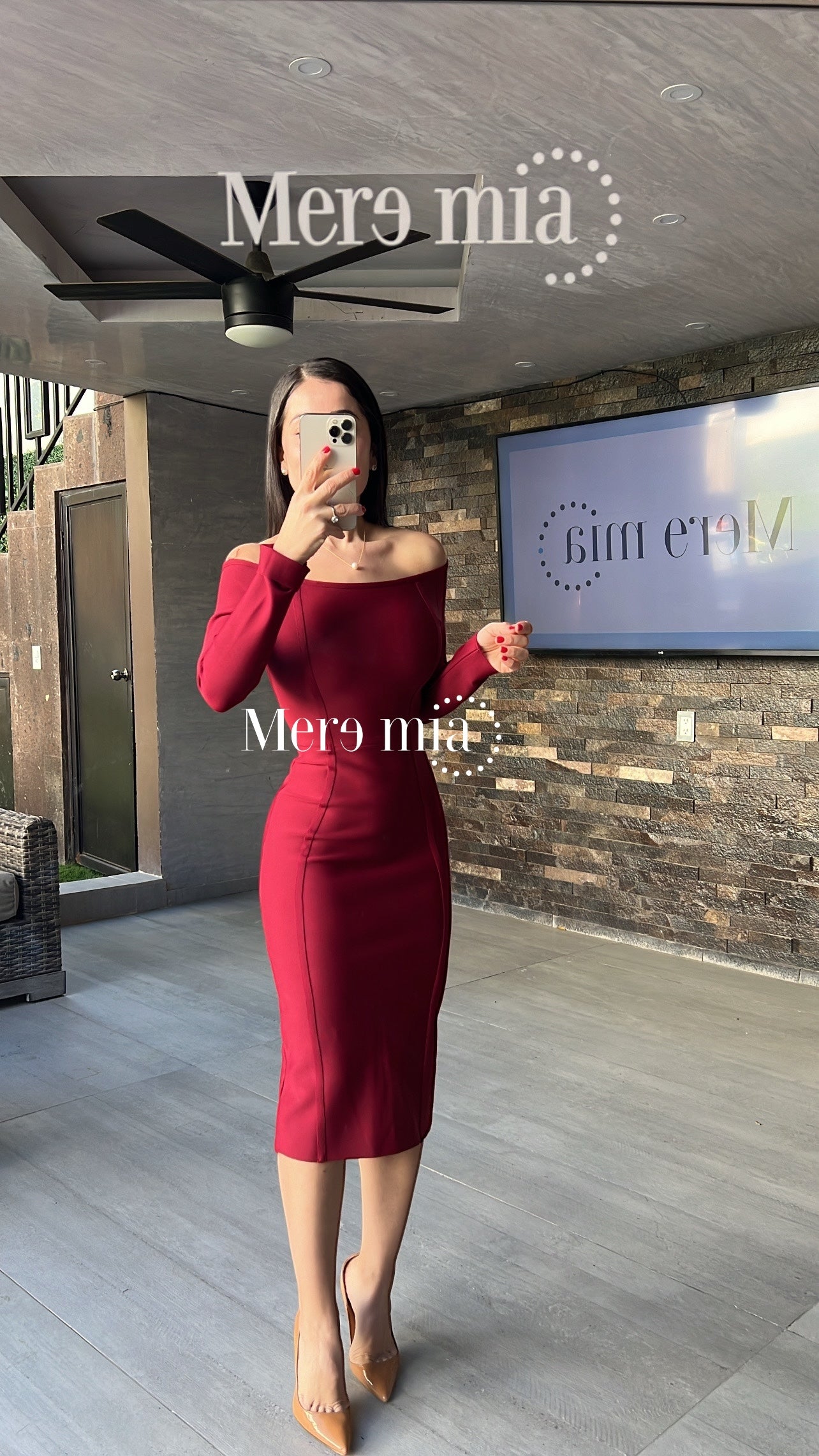 Vestido tinto hombros