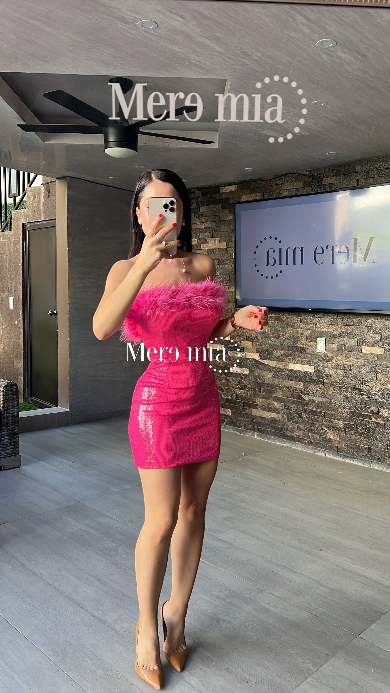 Vestido strapples rosa plumas