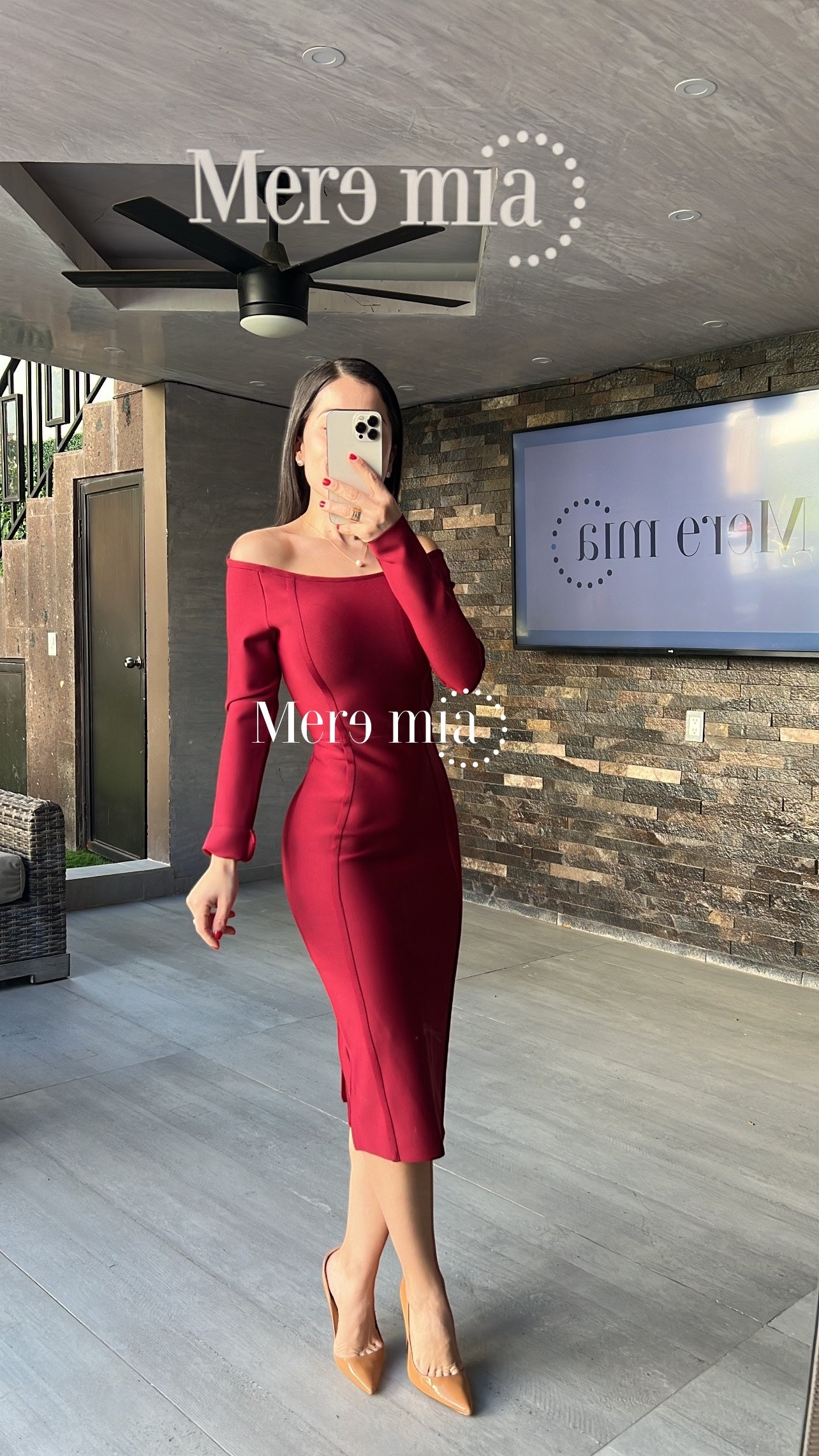 Vestido tinto hombros